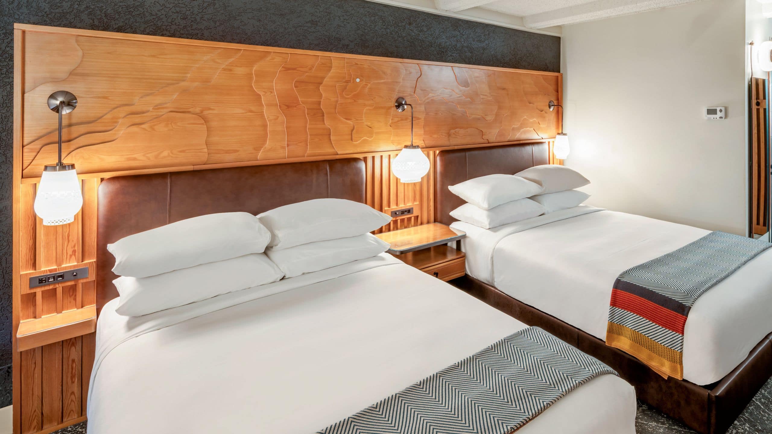 2 Queen Beds Interior View - Image 4