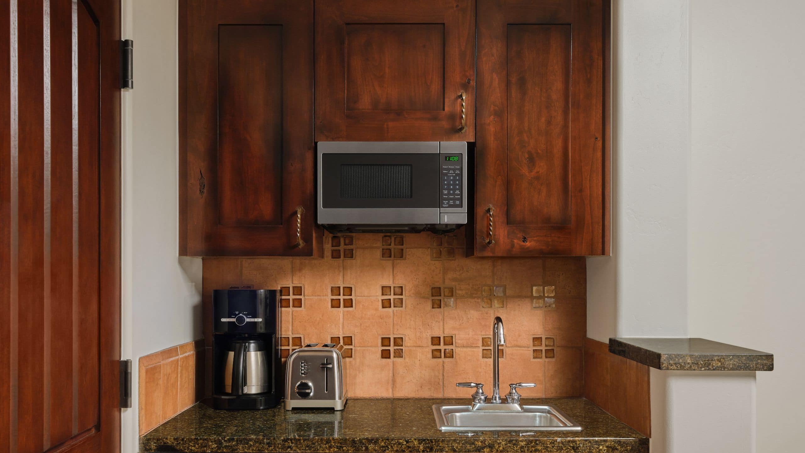 Studio, Connecting - Image 2