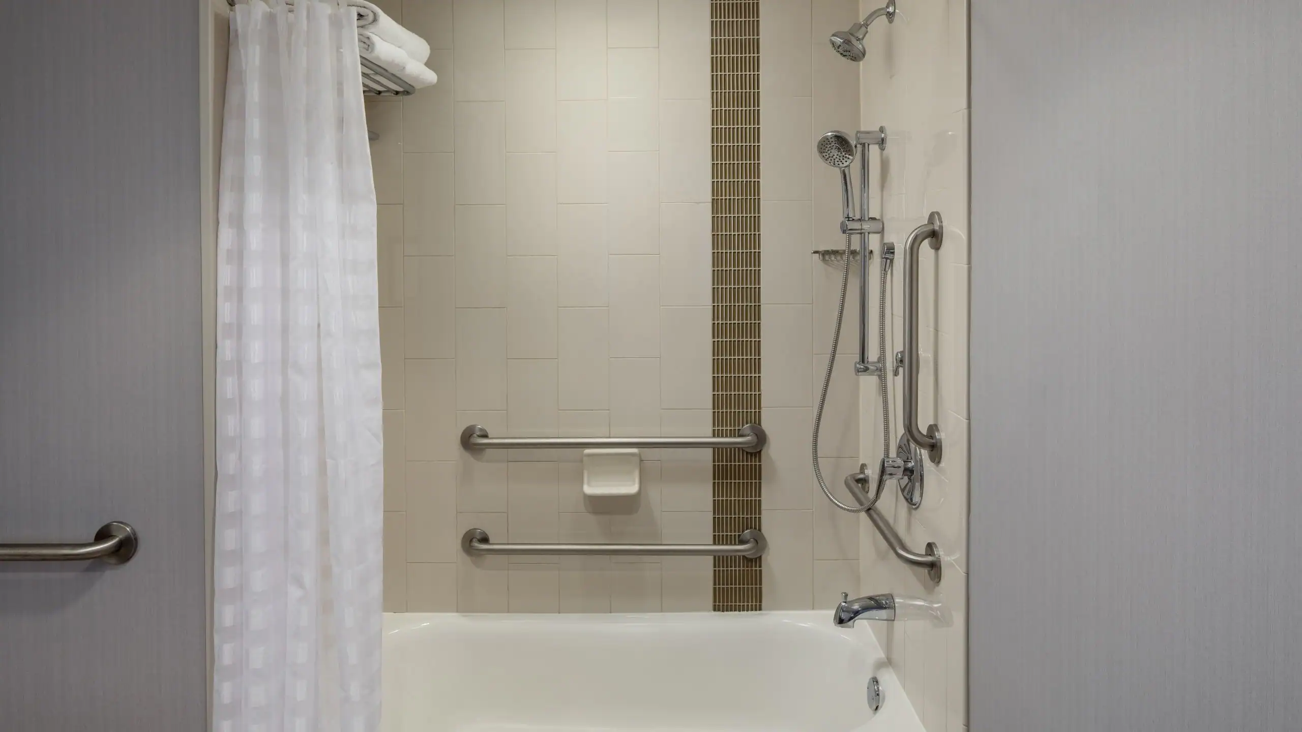 Accessible Two Queen Beds/Tub (with sofa bed) - Image 4
