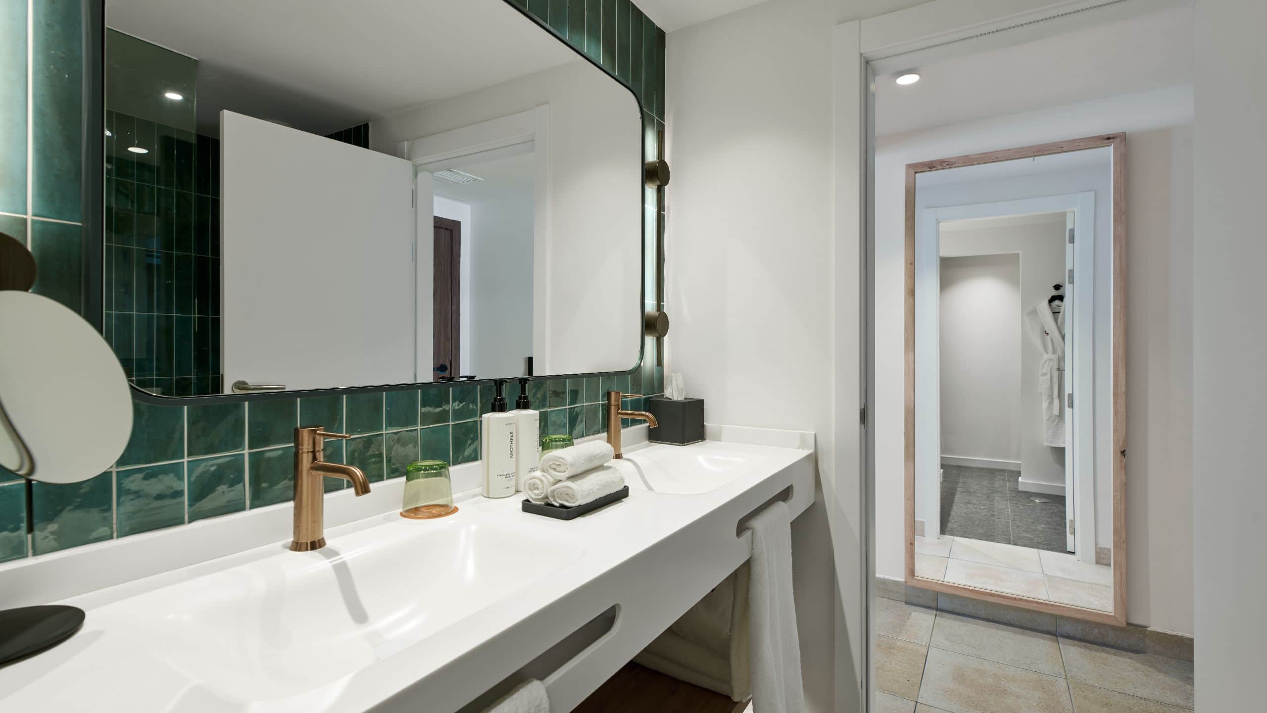 Double Deluxe 1 King Bed - Image 2