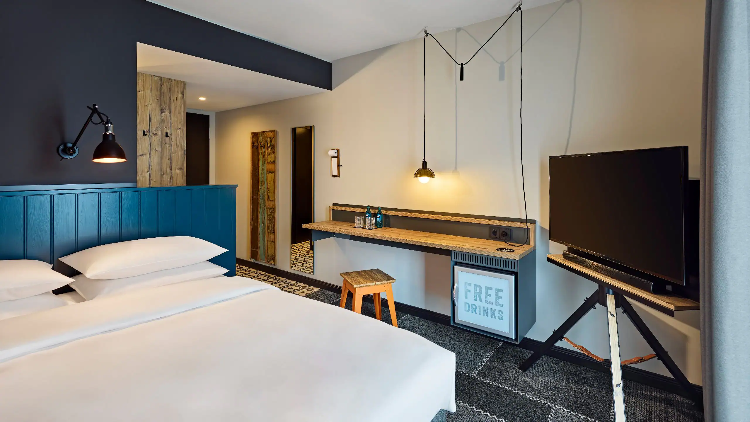 1 Queen Bed - Image 2