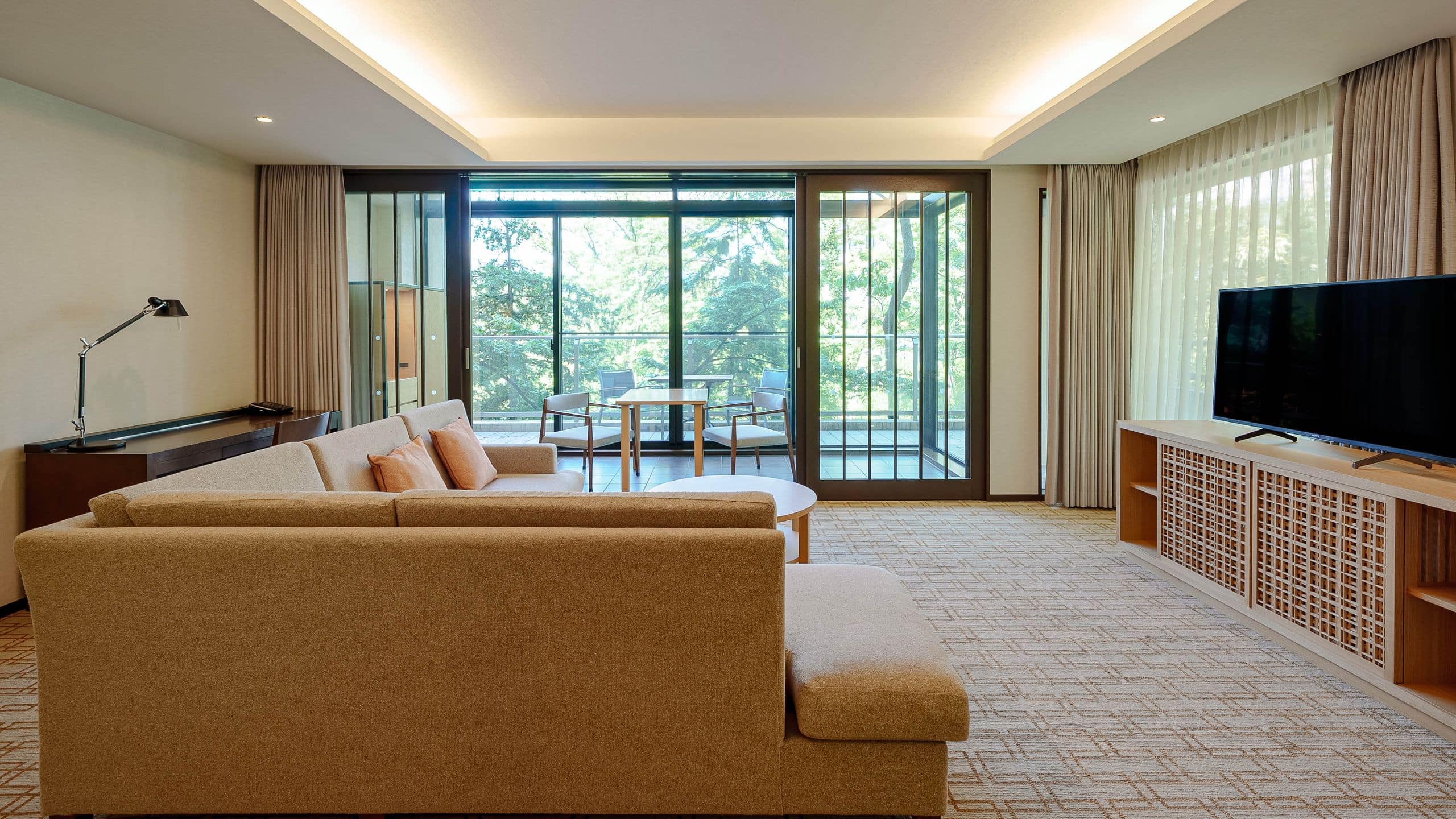 Executive Suite, 2 Twin Beds - Image 2