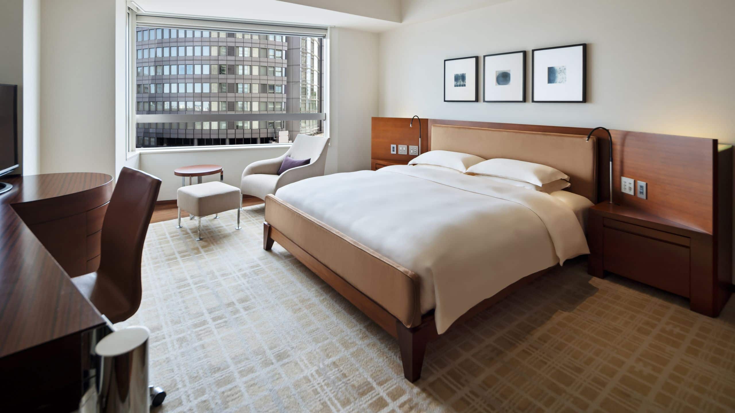 1 King Bed, Club Access - Image 1