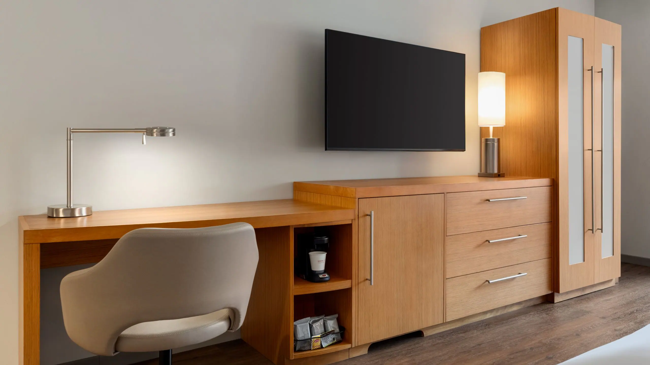 Accessible King Bed/Tub (with sofa bed) - Image 3