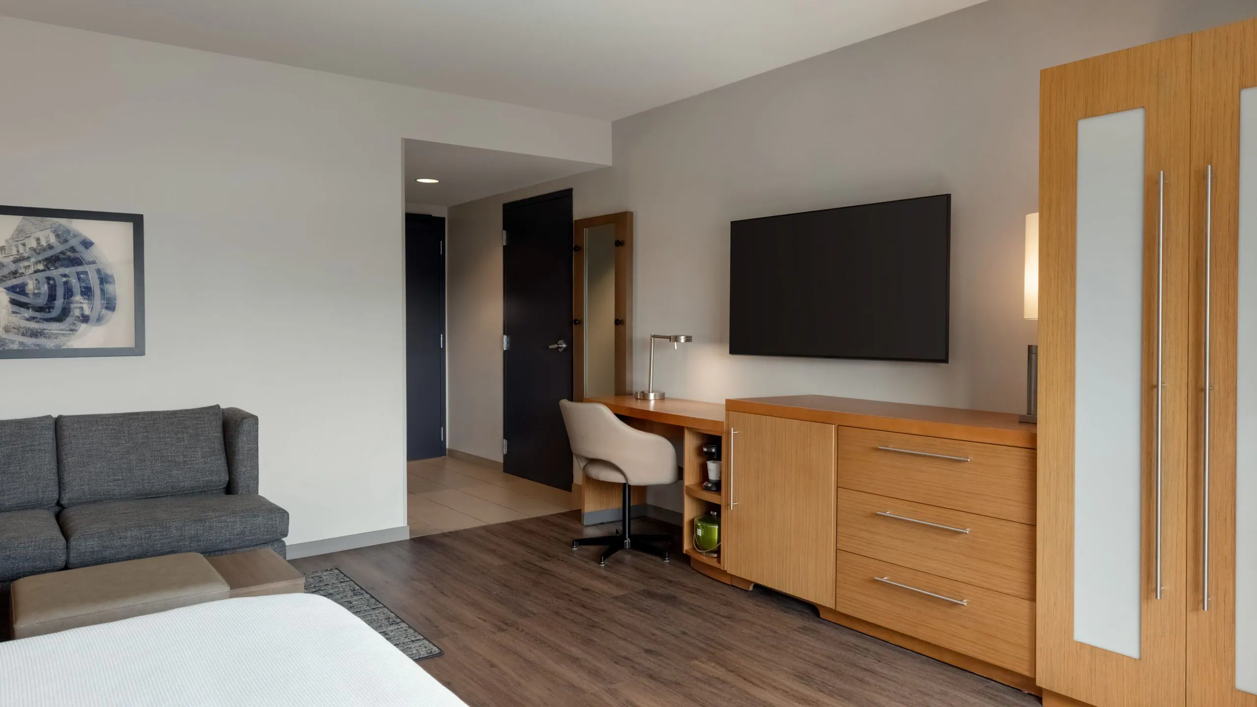Accessible King Bed/Tub (with sofa bed) - Image 2