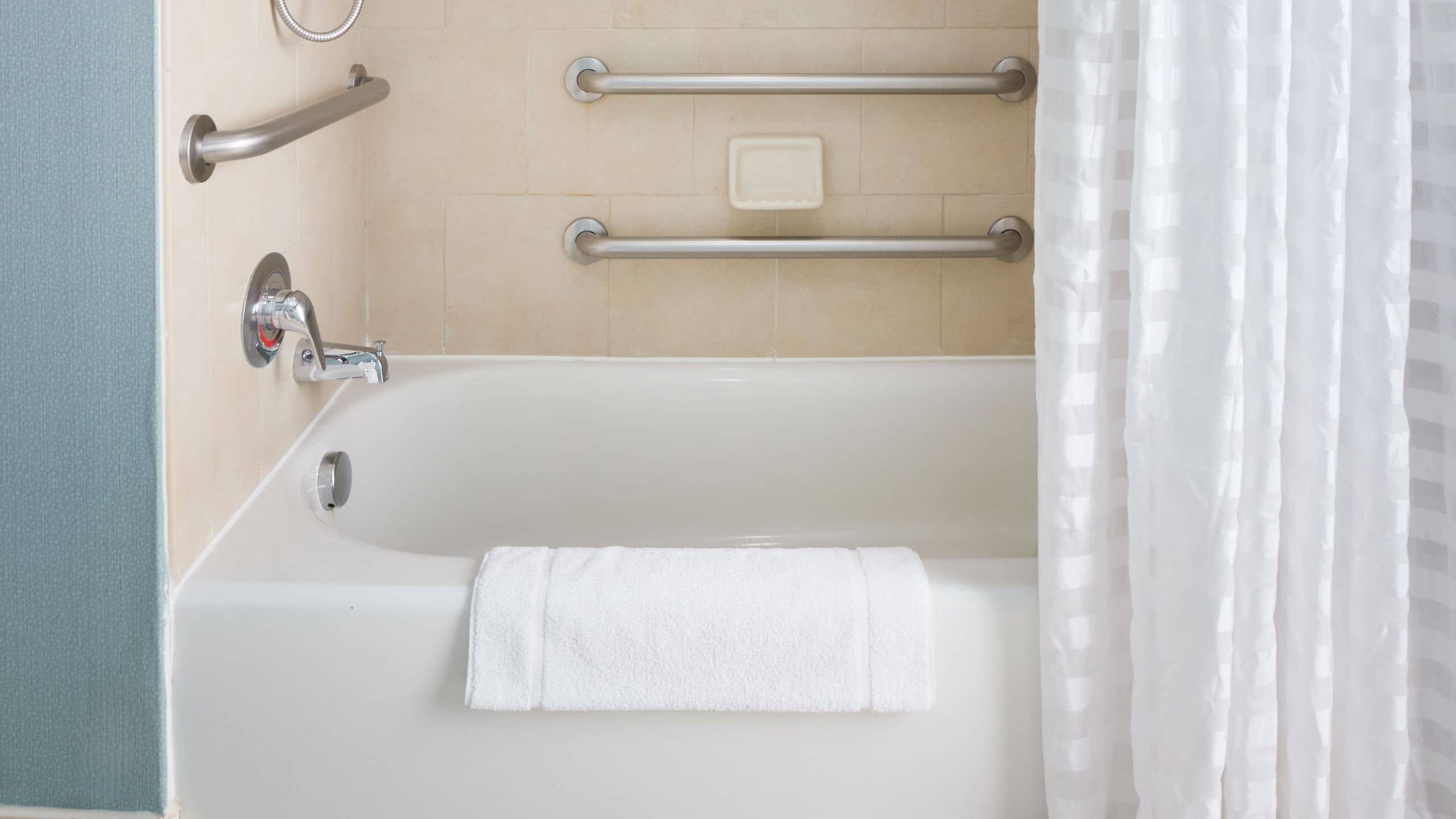 Accessible King Bed/Tub With Sofa Bed - Image 9
