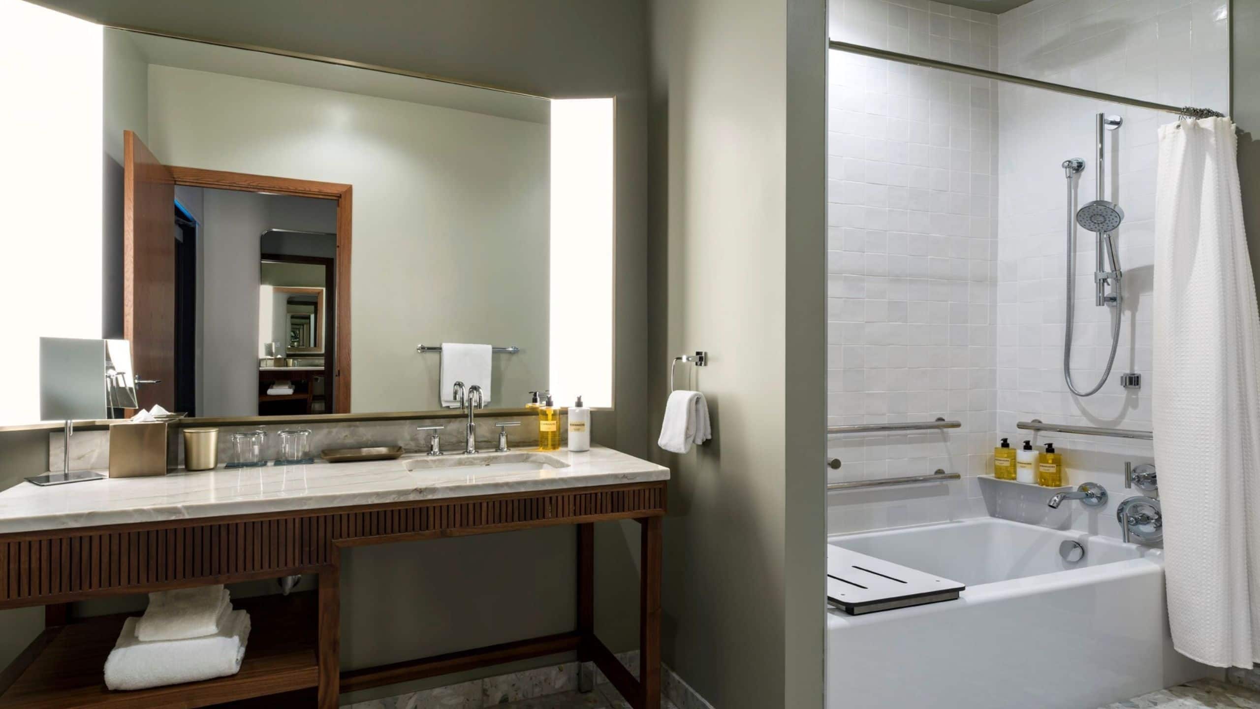 Palm Courtyard Suite Accessible Tub - Image 5