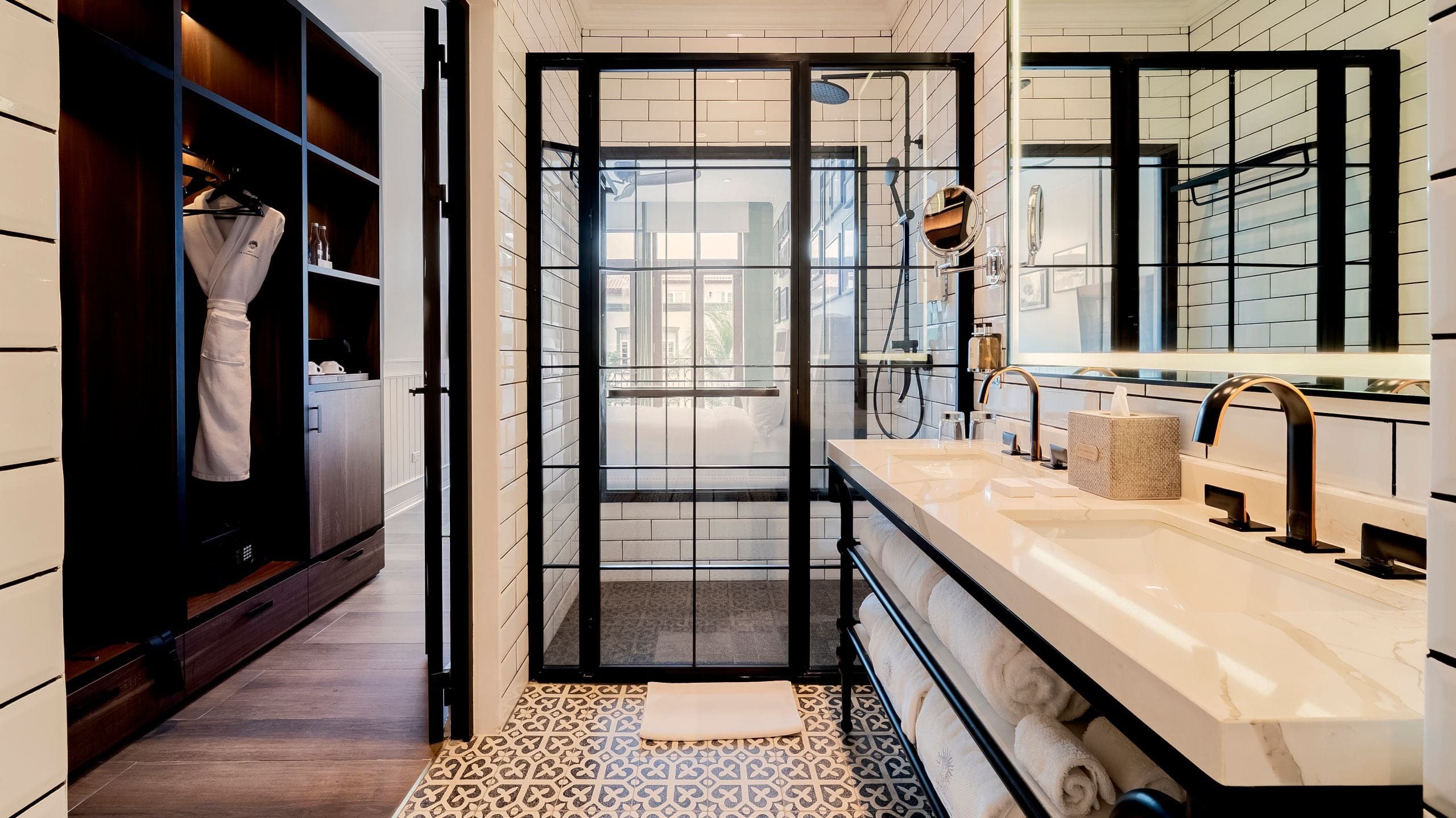 One King Bed | Courtyard View - Image 4