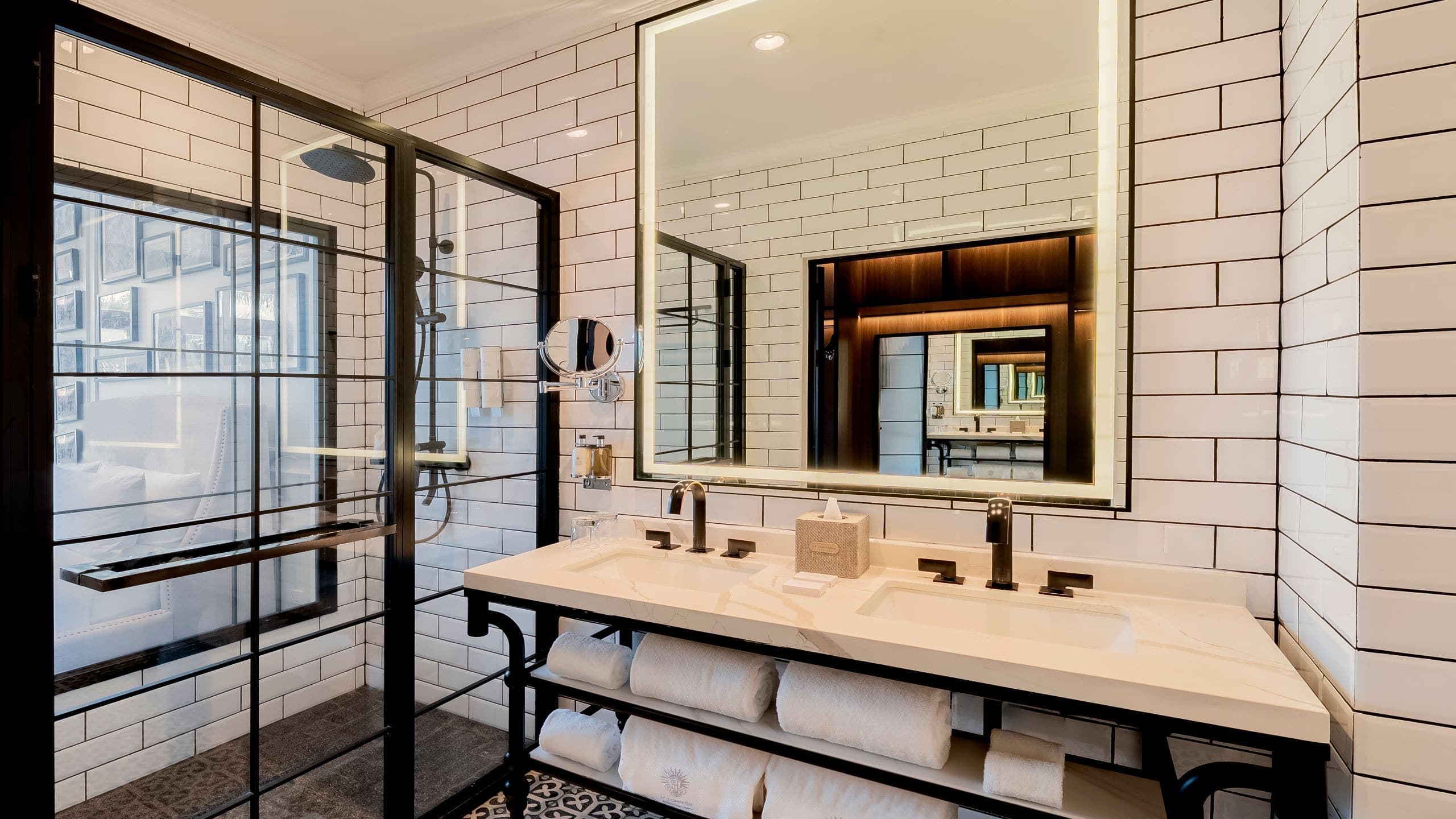 One King Bed | Courtyard View - Image 9