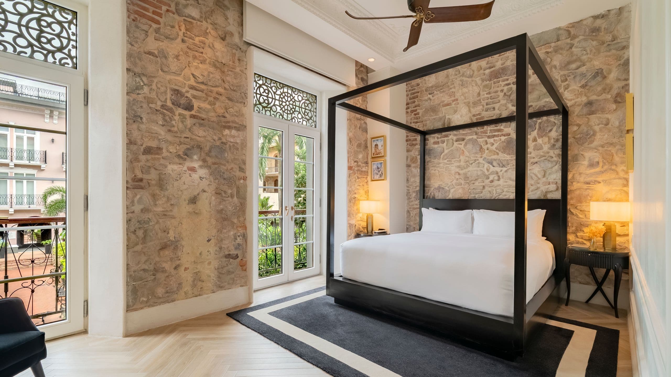 One King Bed | Courtyard View - Image 10