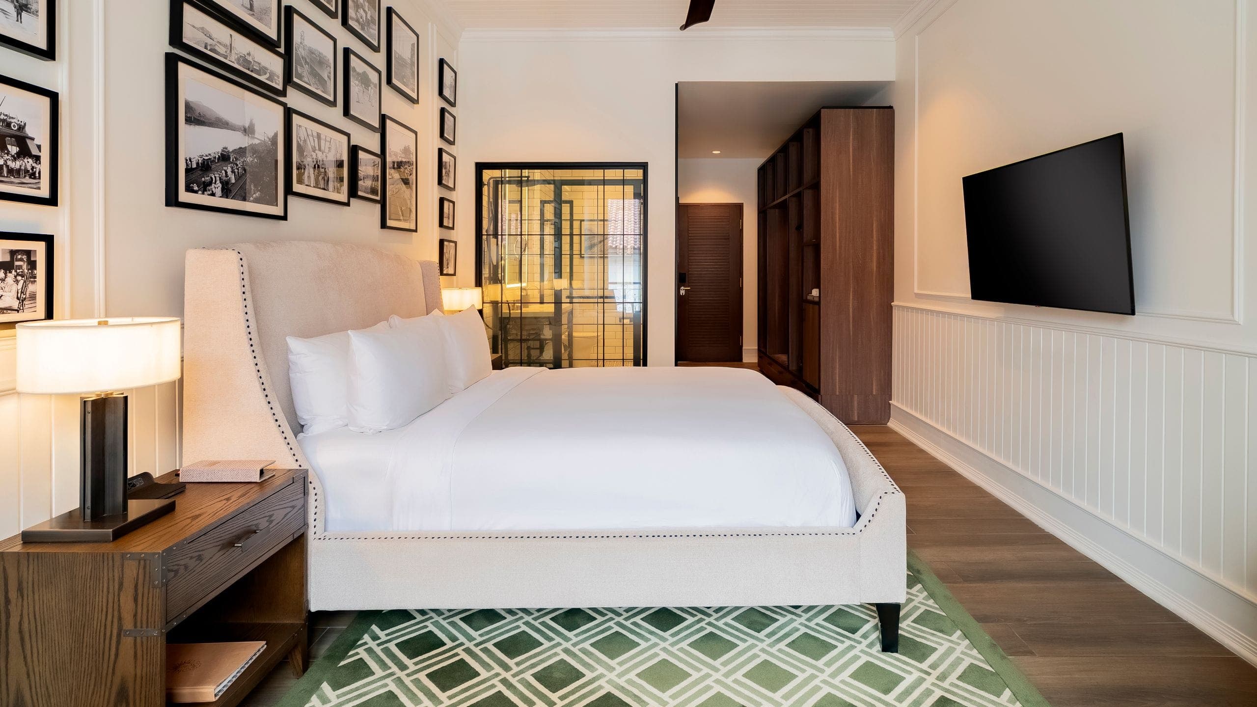 One King Bed | Courtyard View - Image 5