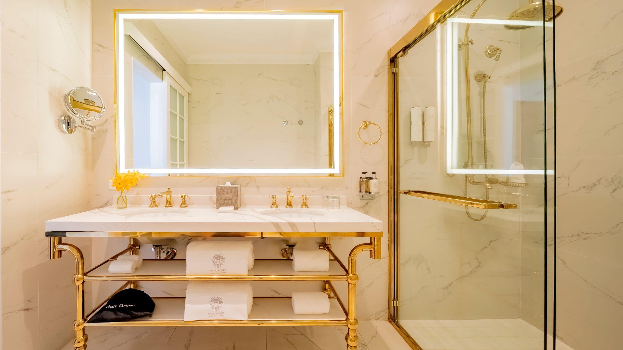 One King Bed | Courtyard View - Image 8