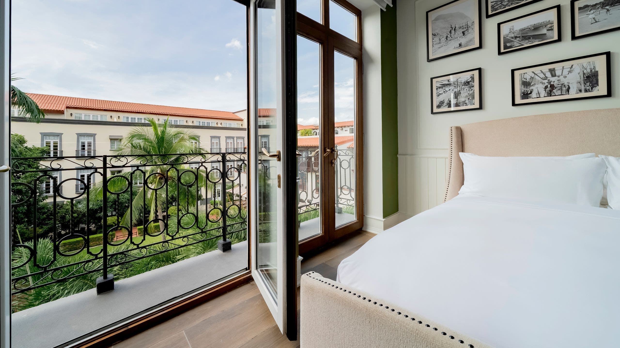 One King Bed | Courtyard View - Image 7