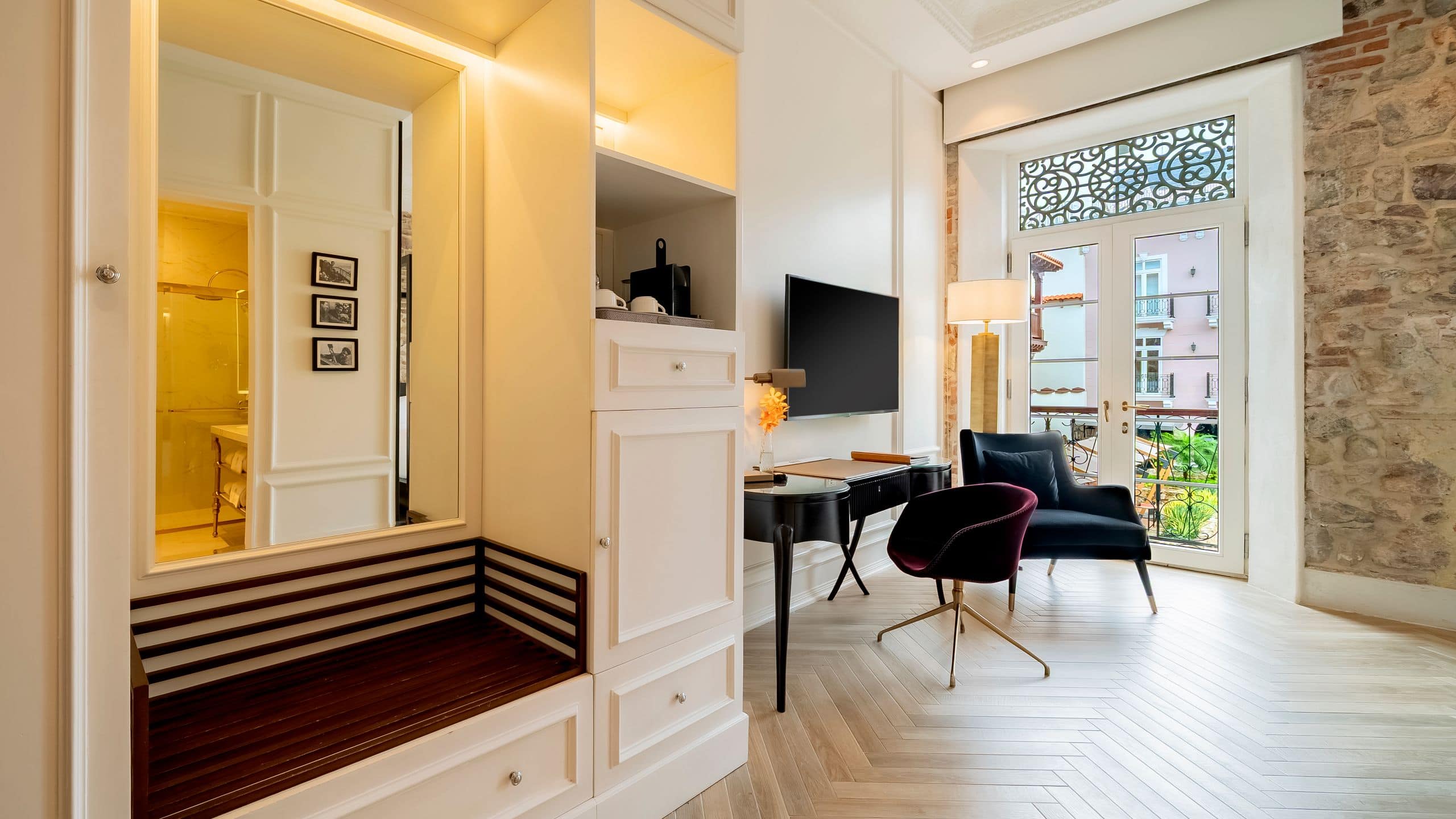 One King Bed | Courtyard View - Image 3