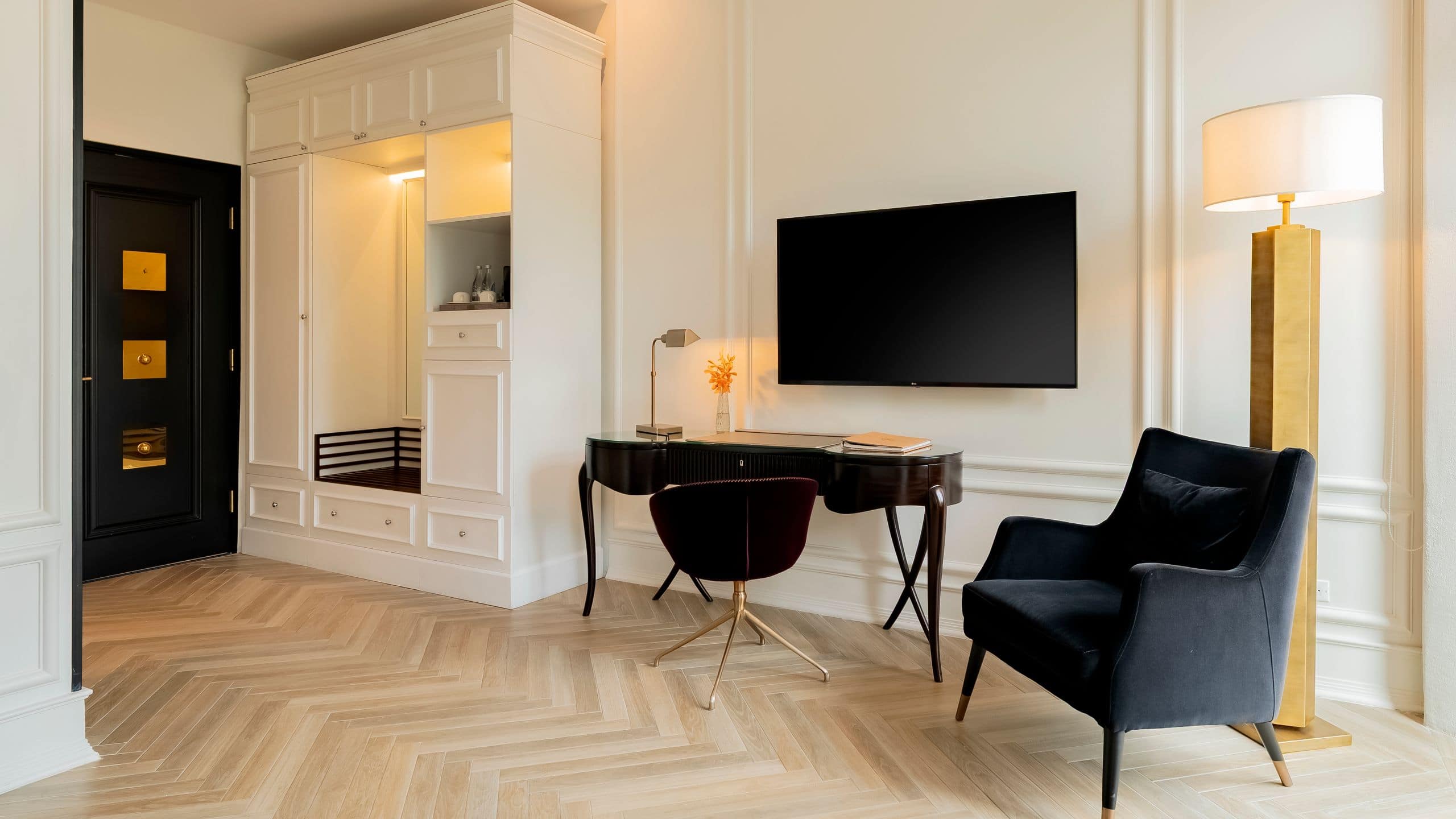 One King Bed | Courtyard View - Image 1