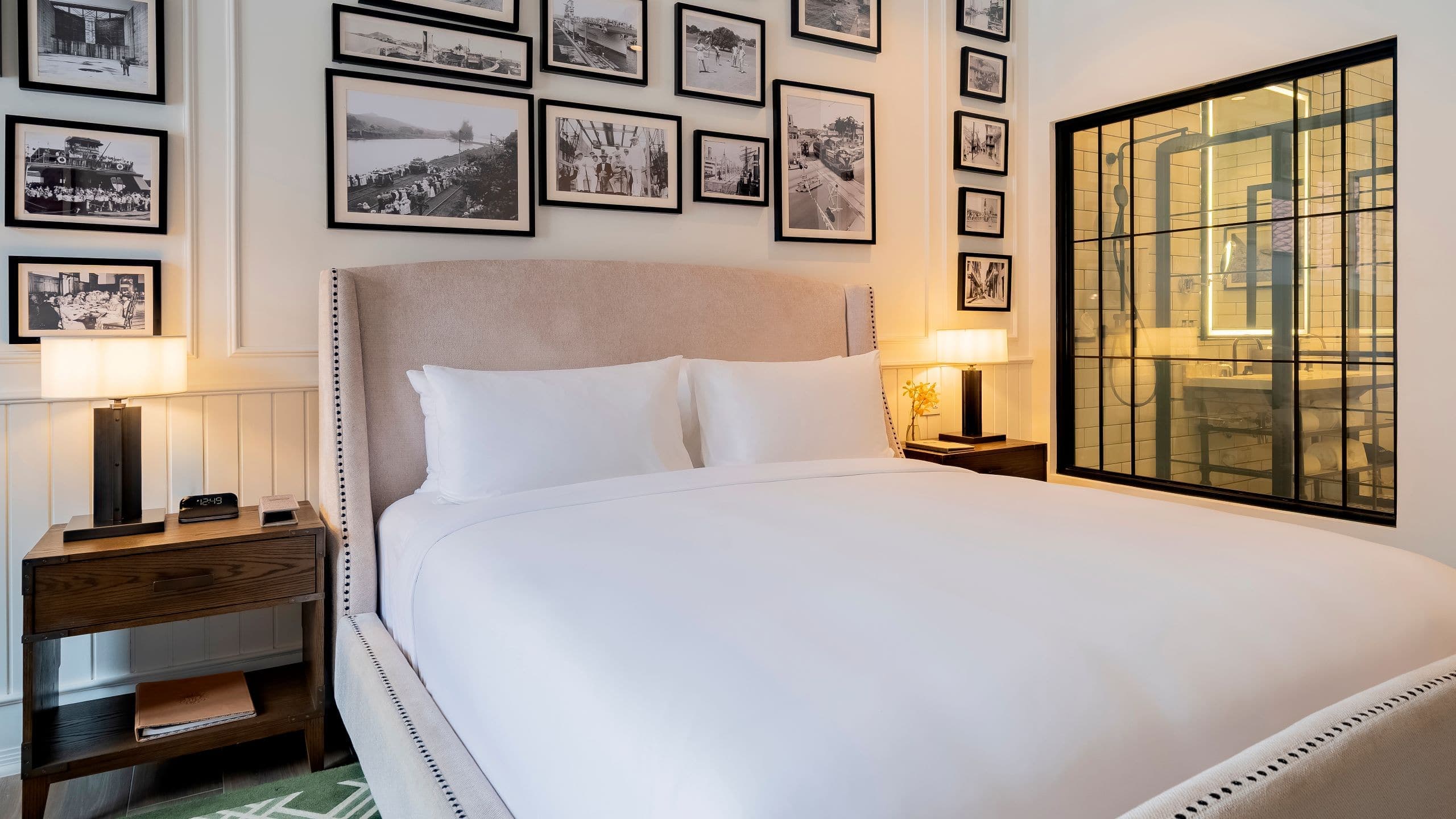 One King Bed | Courtyard View - Image 2