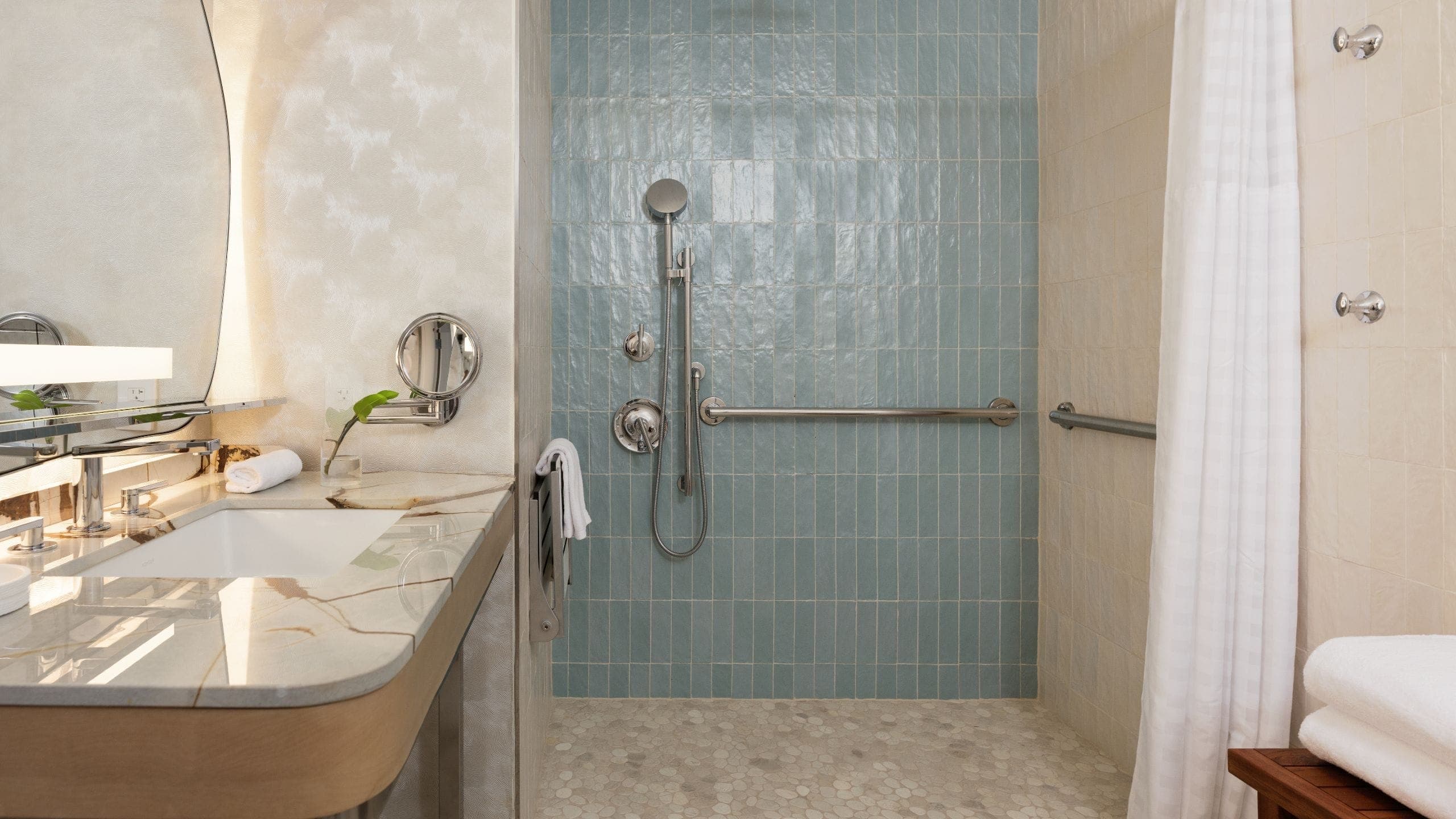 One King Bed Accessible Shower - Image 3