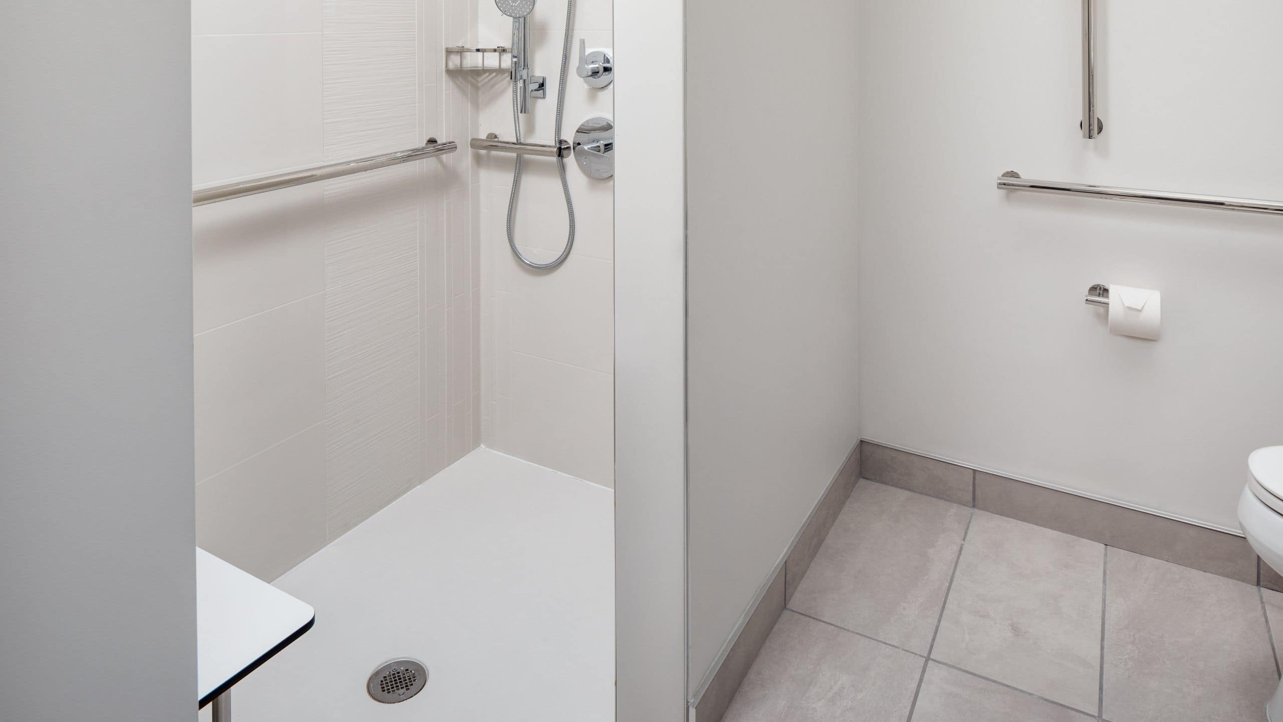 Accessible | Den Guestroom / Tub King Bed - Image 3