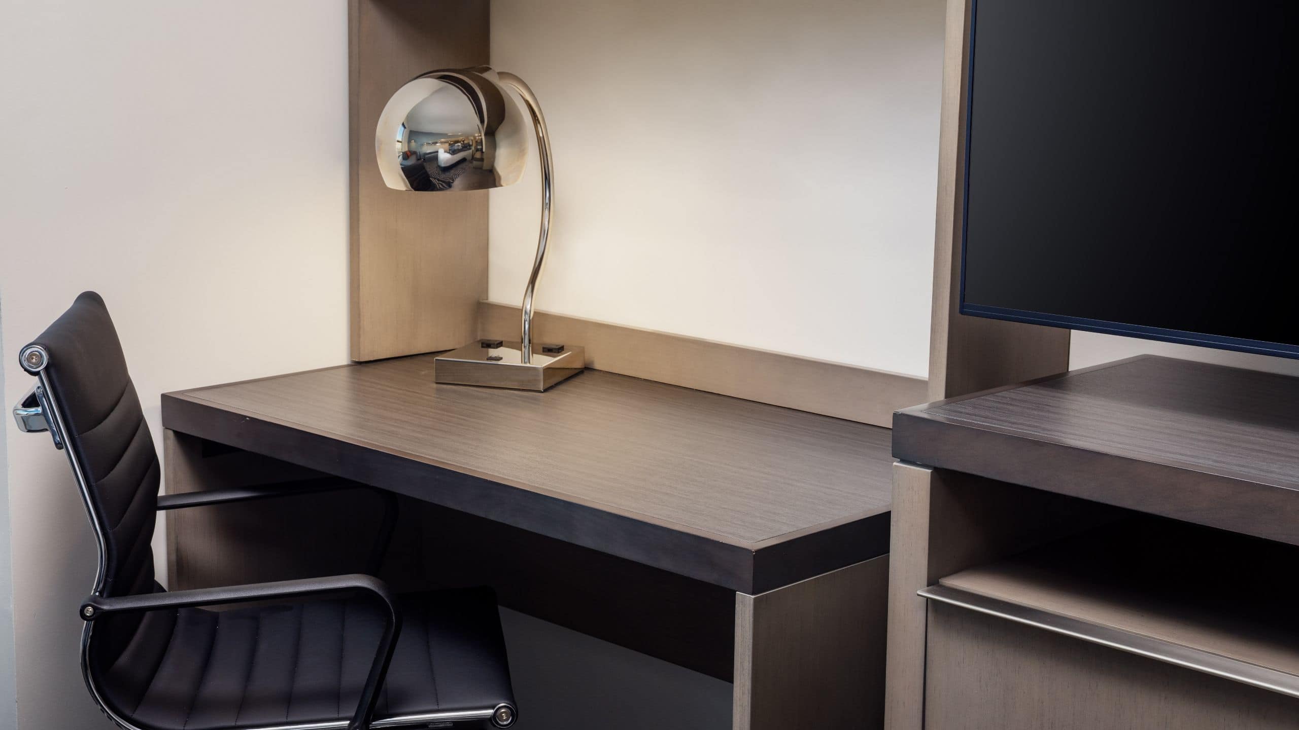 Den Guestroom | King Bed - Image 3