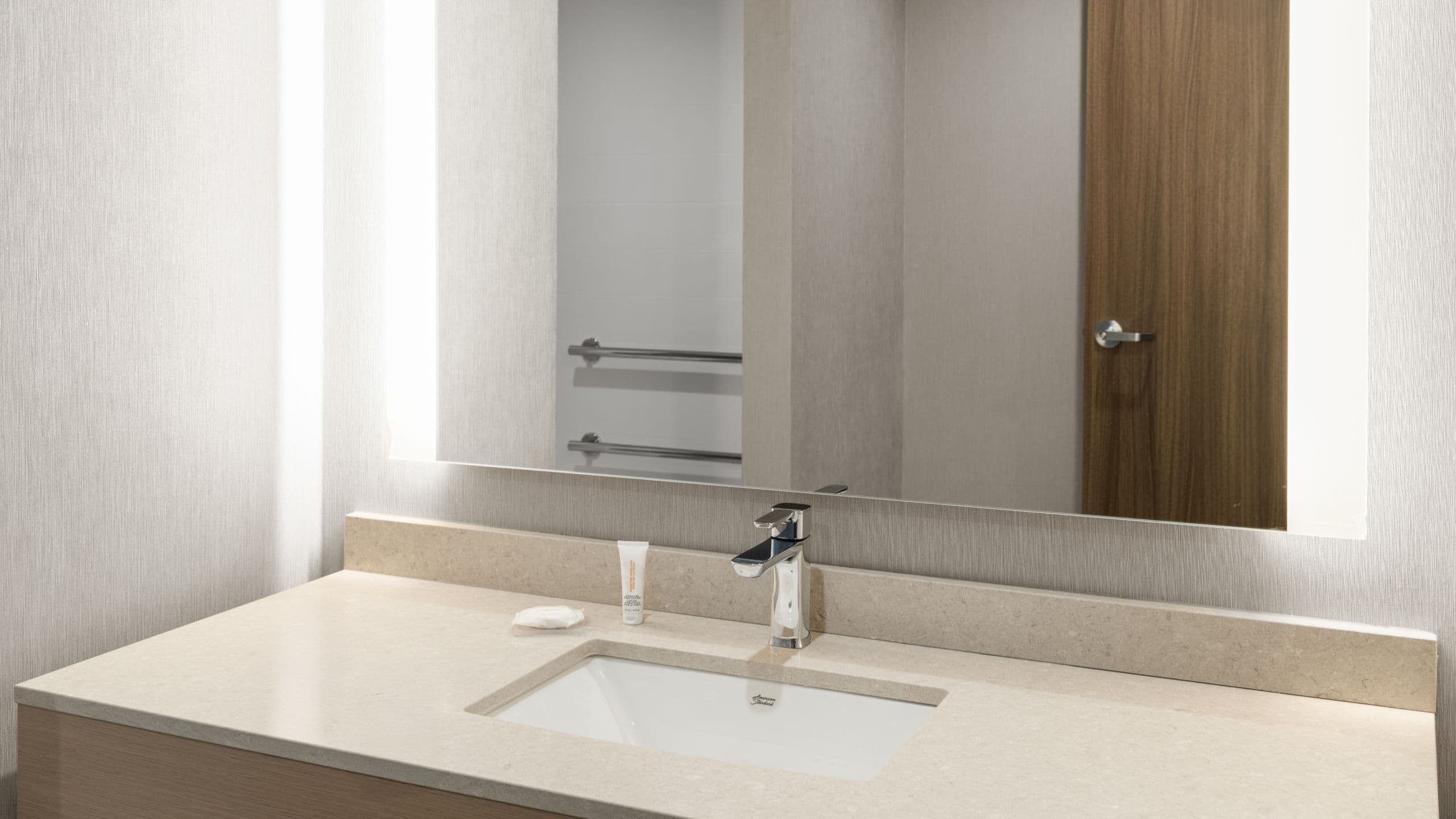 1 King Bed Accessible Tub with Sofa Bed - Image 4