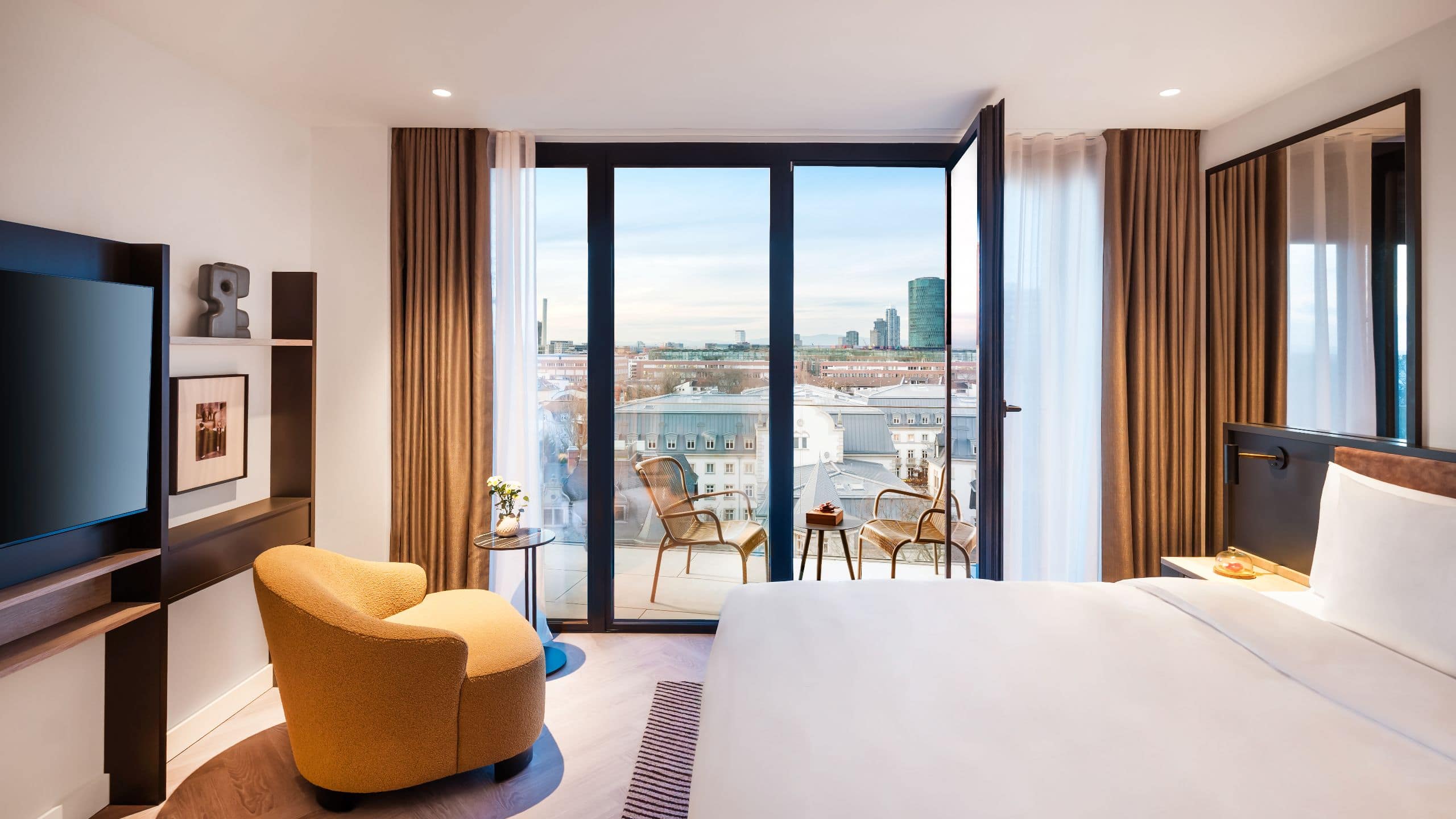 Corner King Suite - Image 2