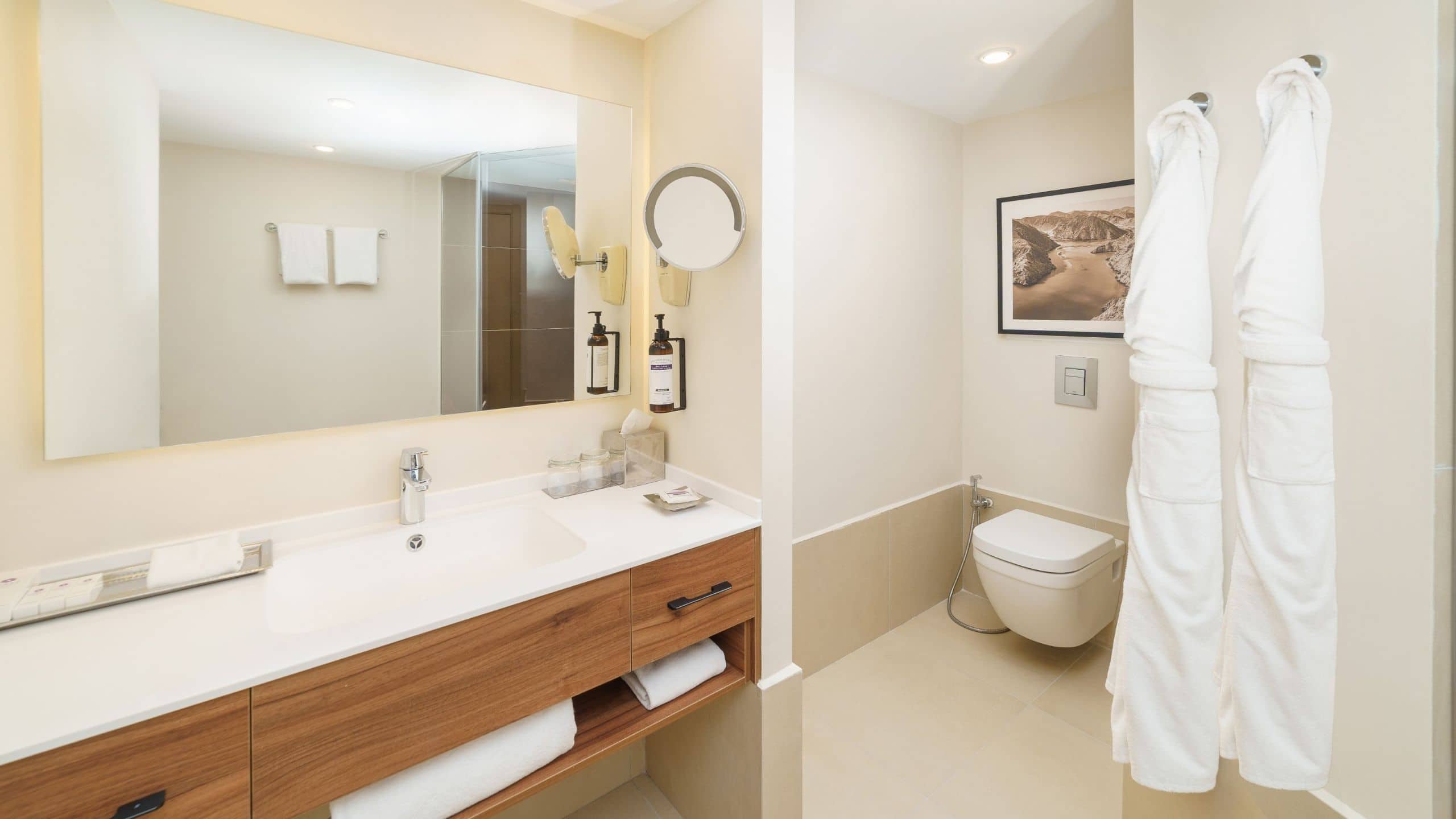 1 King Bed Deluxe - Image 4