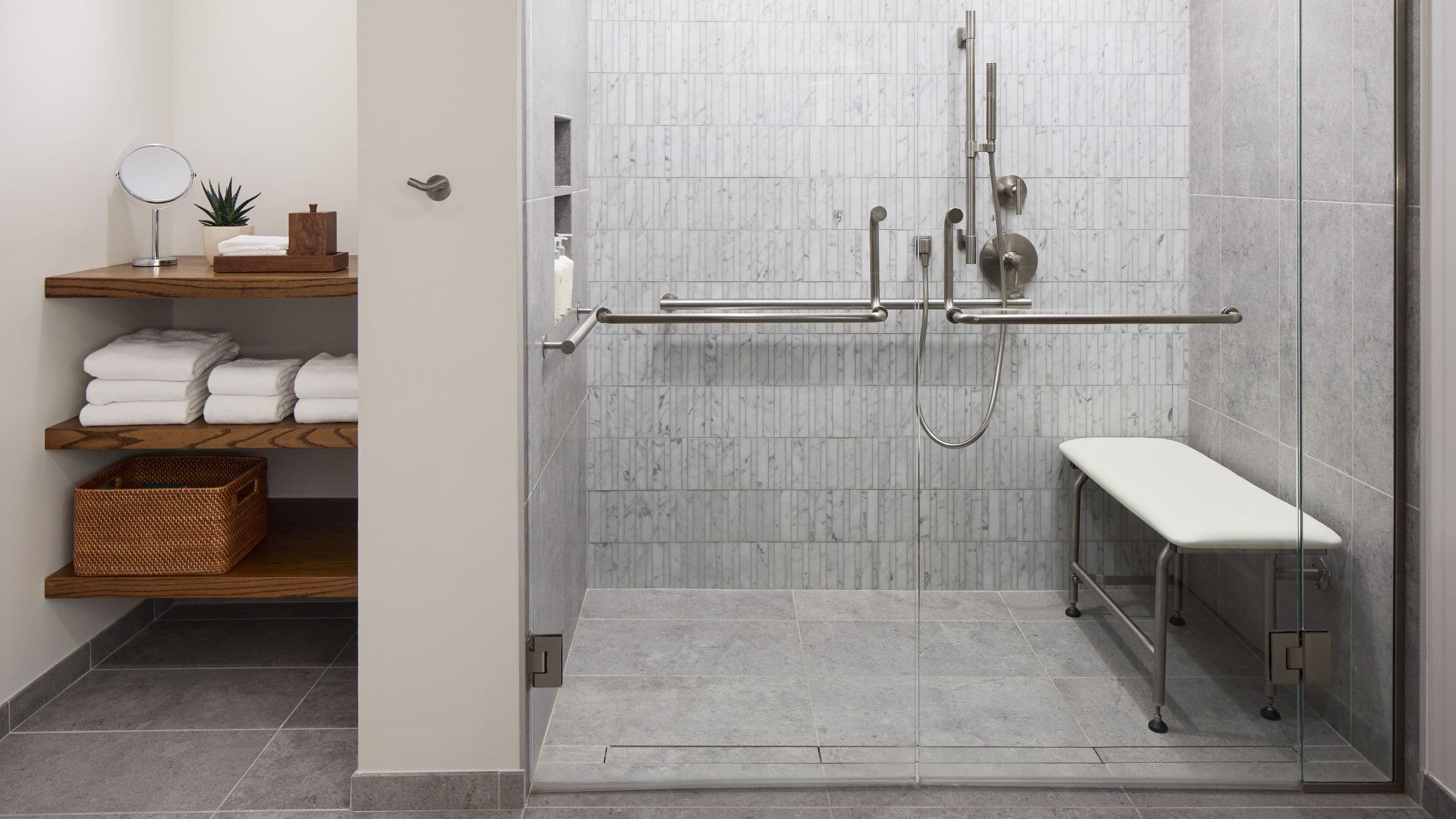 Double Queen Accessible Tub - Image 3