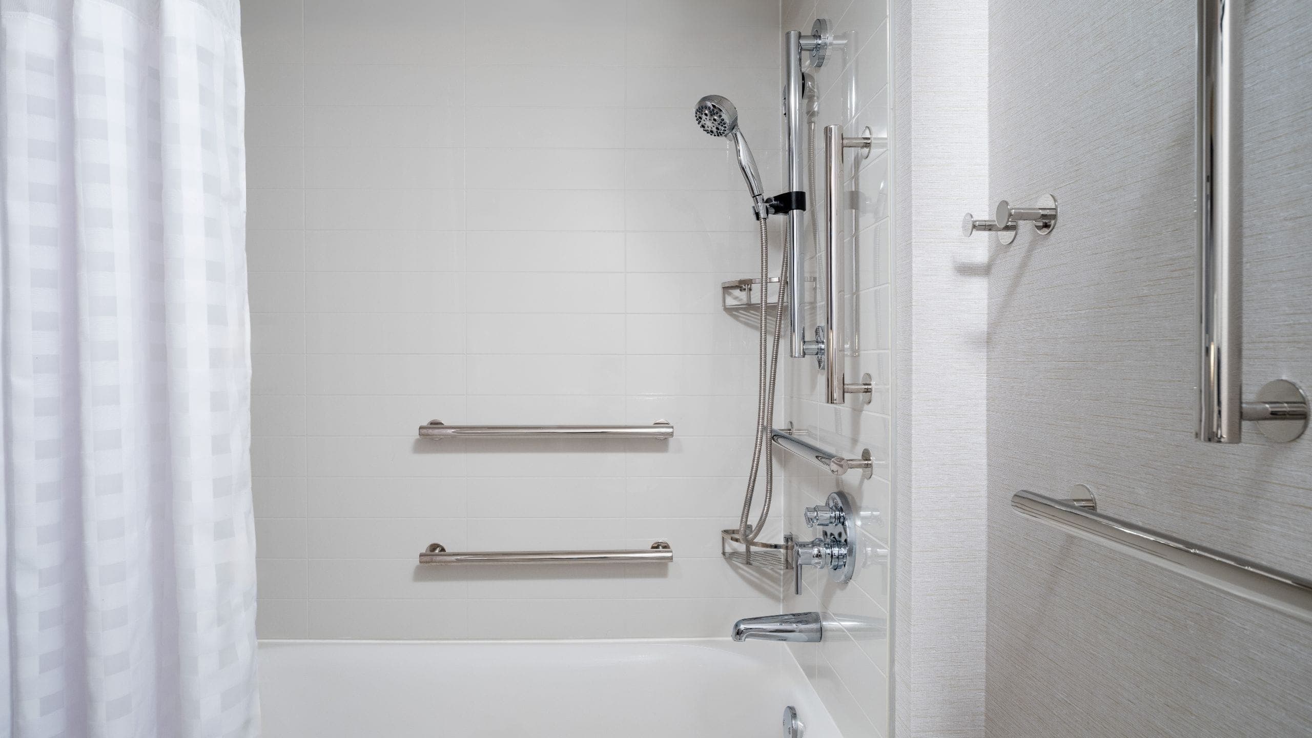Accessible Queen Bed/Tub - Image 3