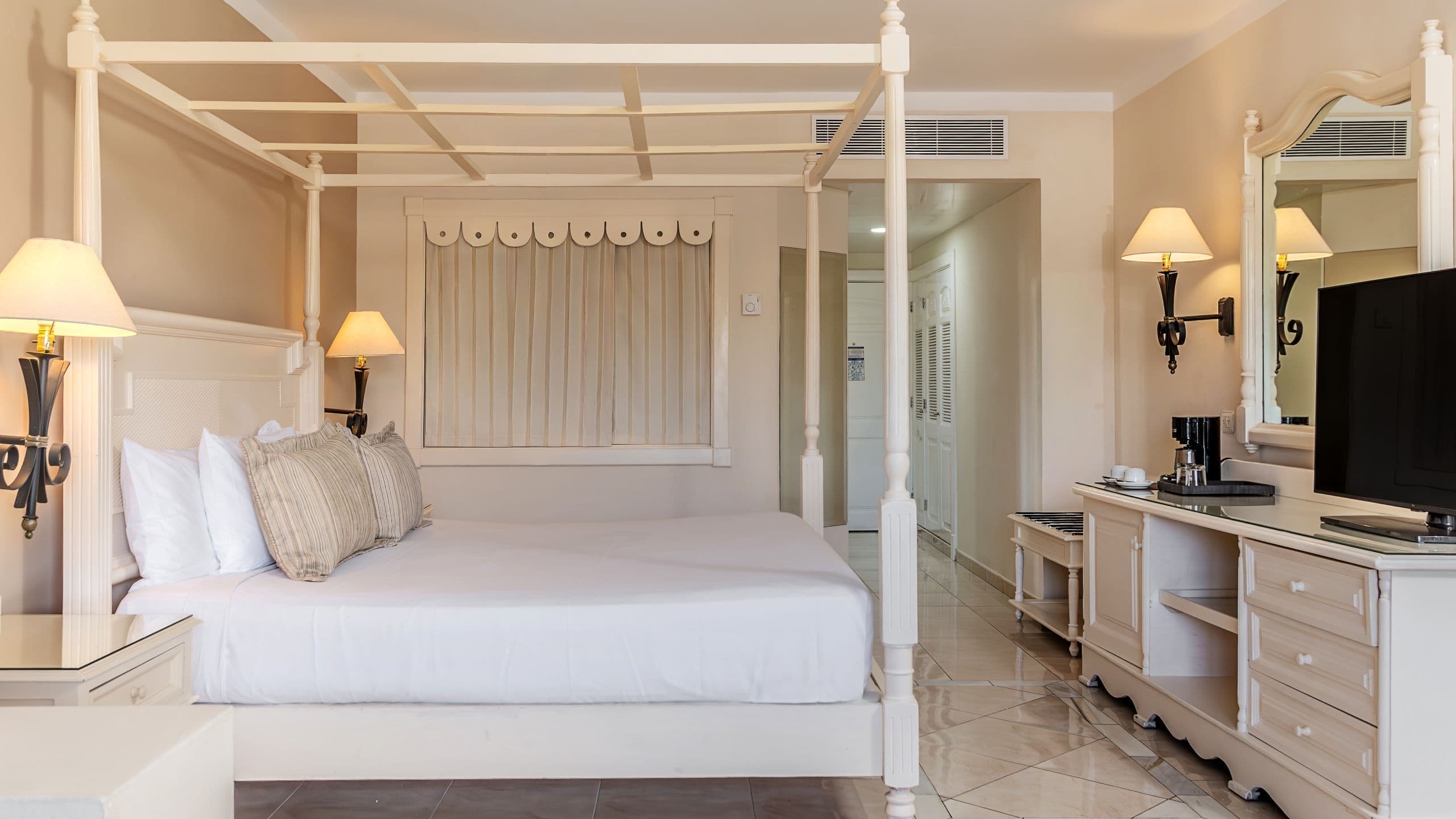 1 King Bed Junior Suite - Image 3