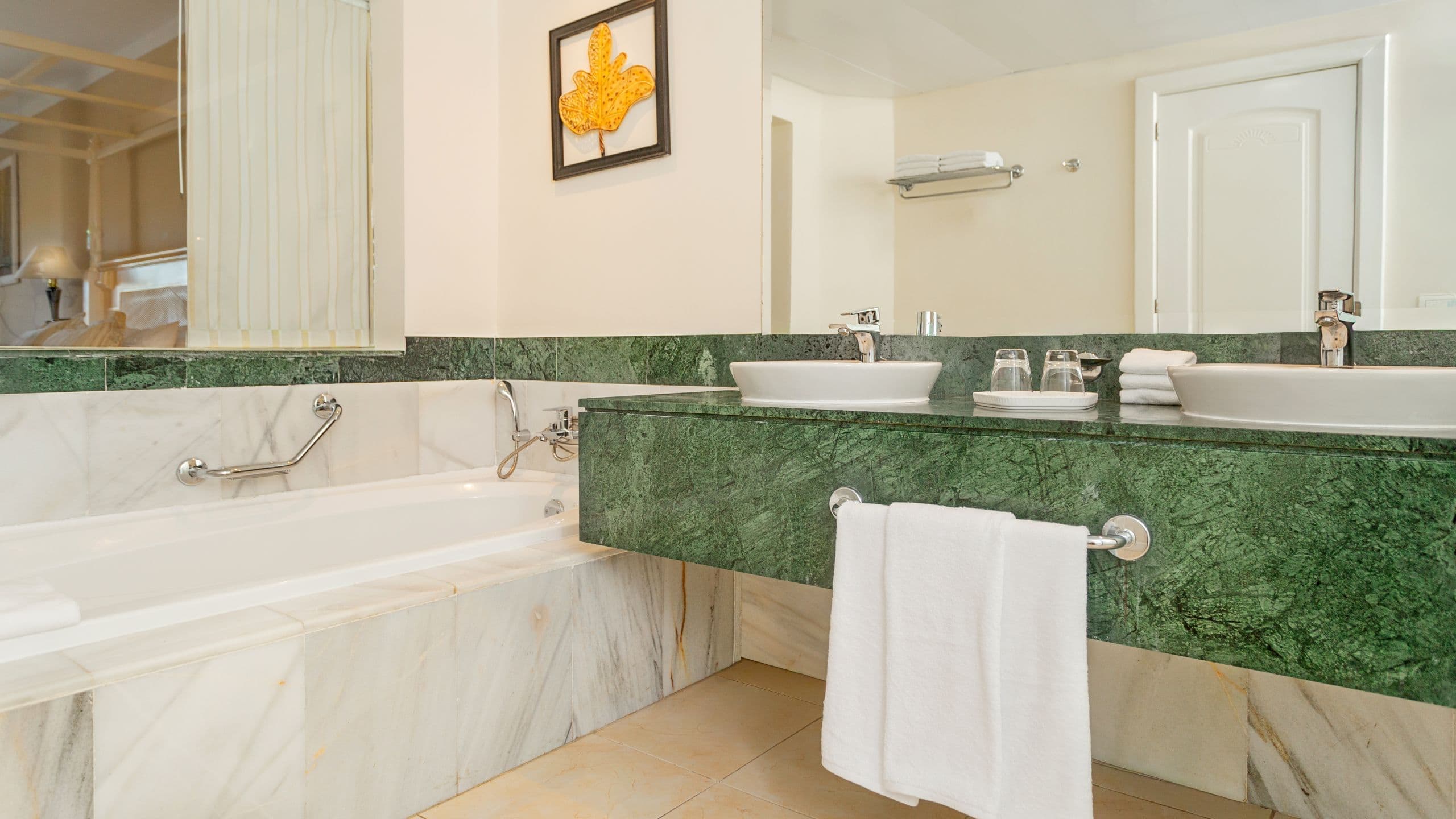 1 King Bed Junior Suite - Image 4