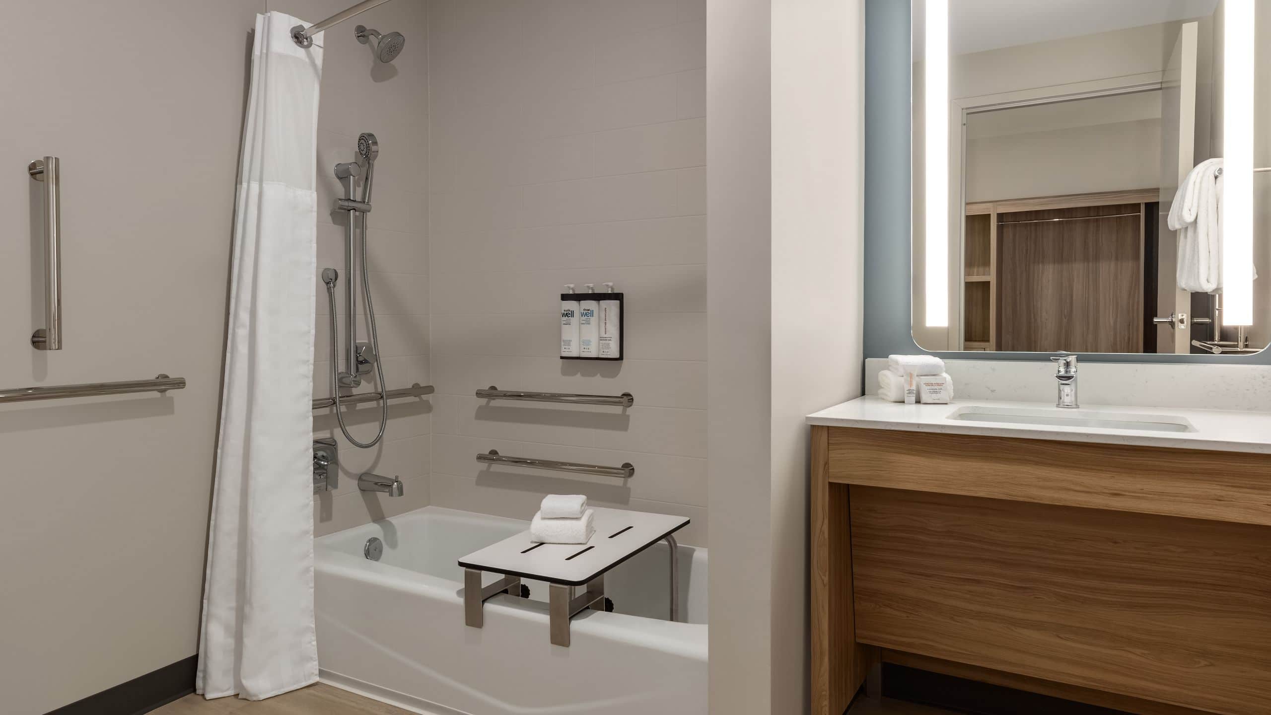 Studio Suite 1 King Bed Accessible Tub - Image 4