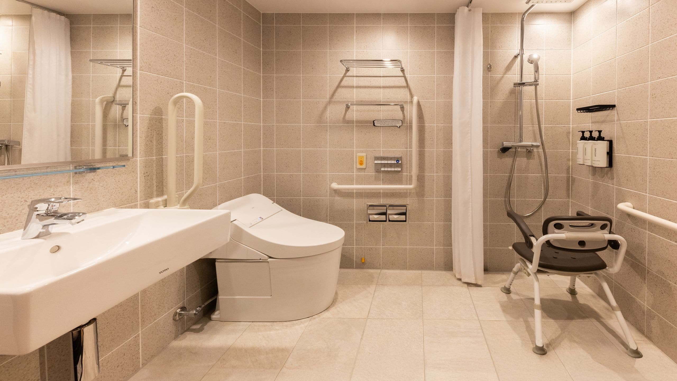 1 Queen Bed, Accessible - Image 5