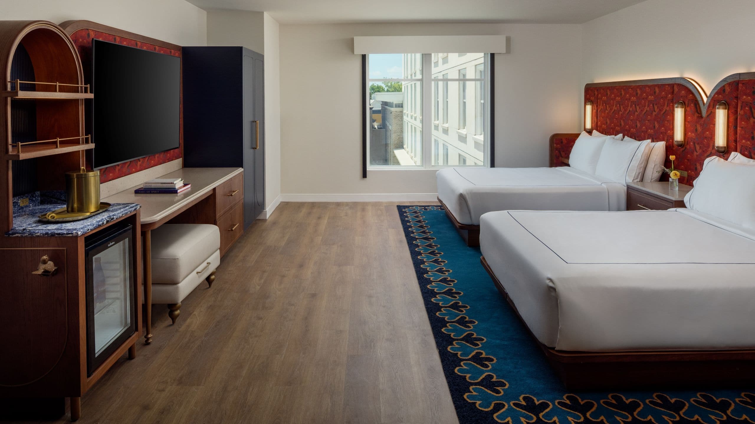 2 Queen Beds Accessible Tub (with Sofa Bed) - Image 2