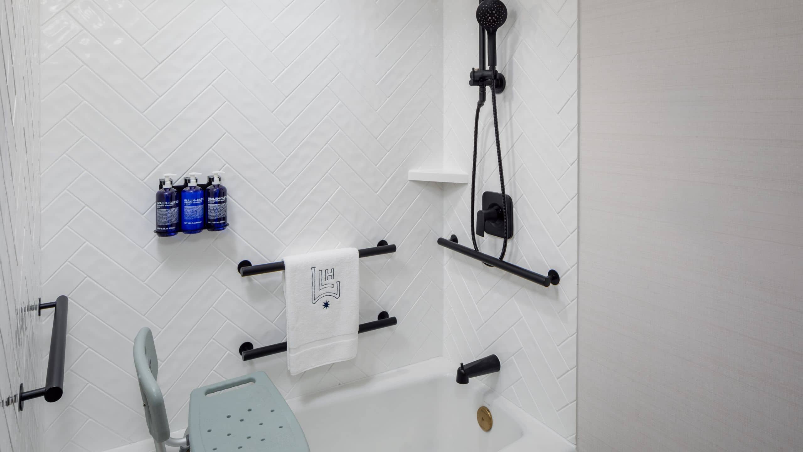 1 King Bed Accessible Tub with Sofa Bed - Image 3