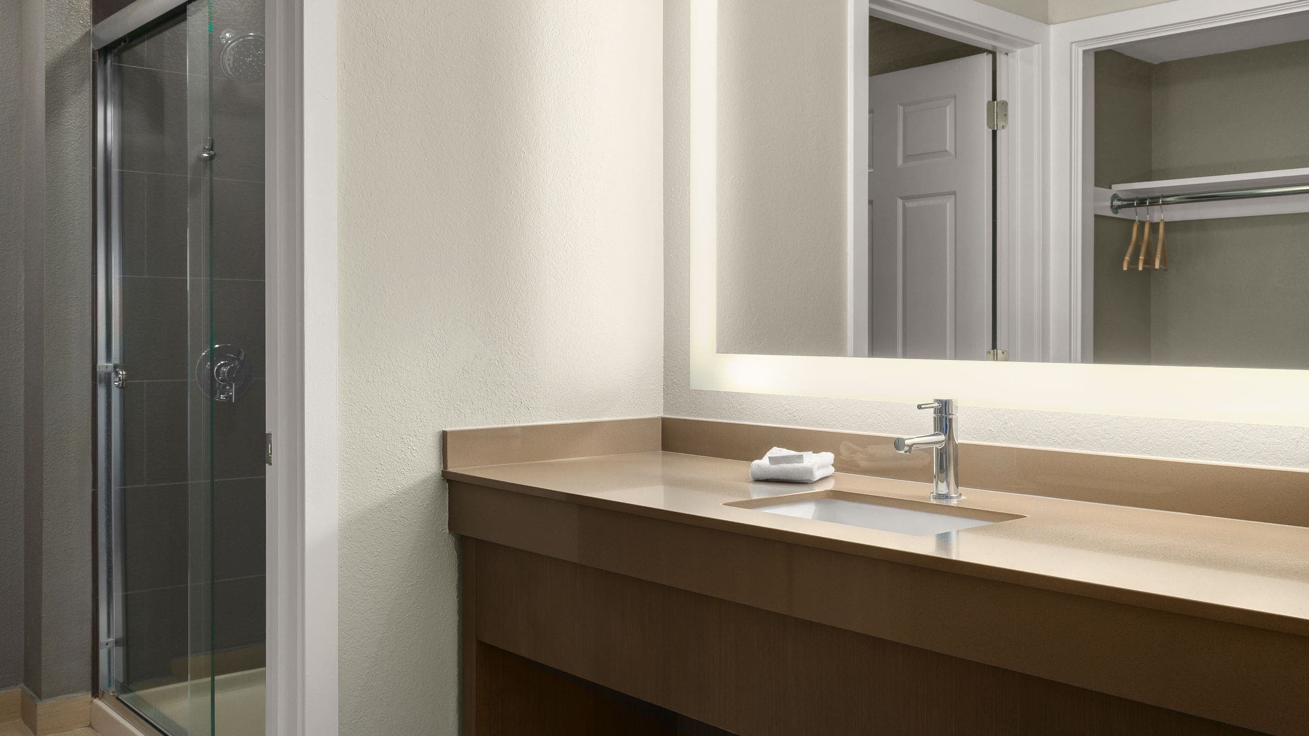 1 Bedroom Conference Suite, 1 King Bed - Image 5
