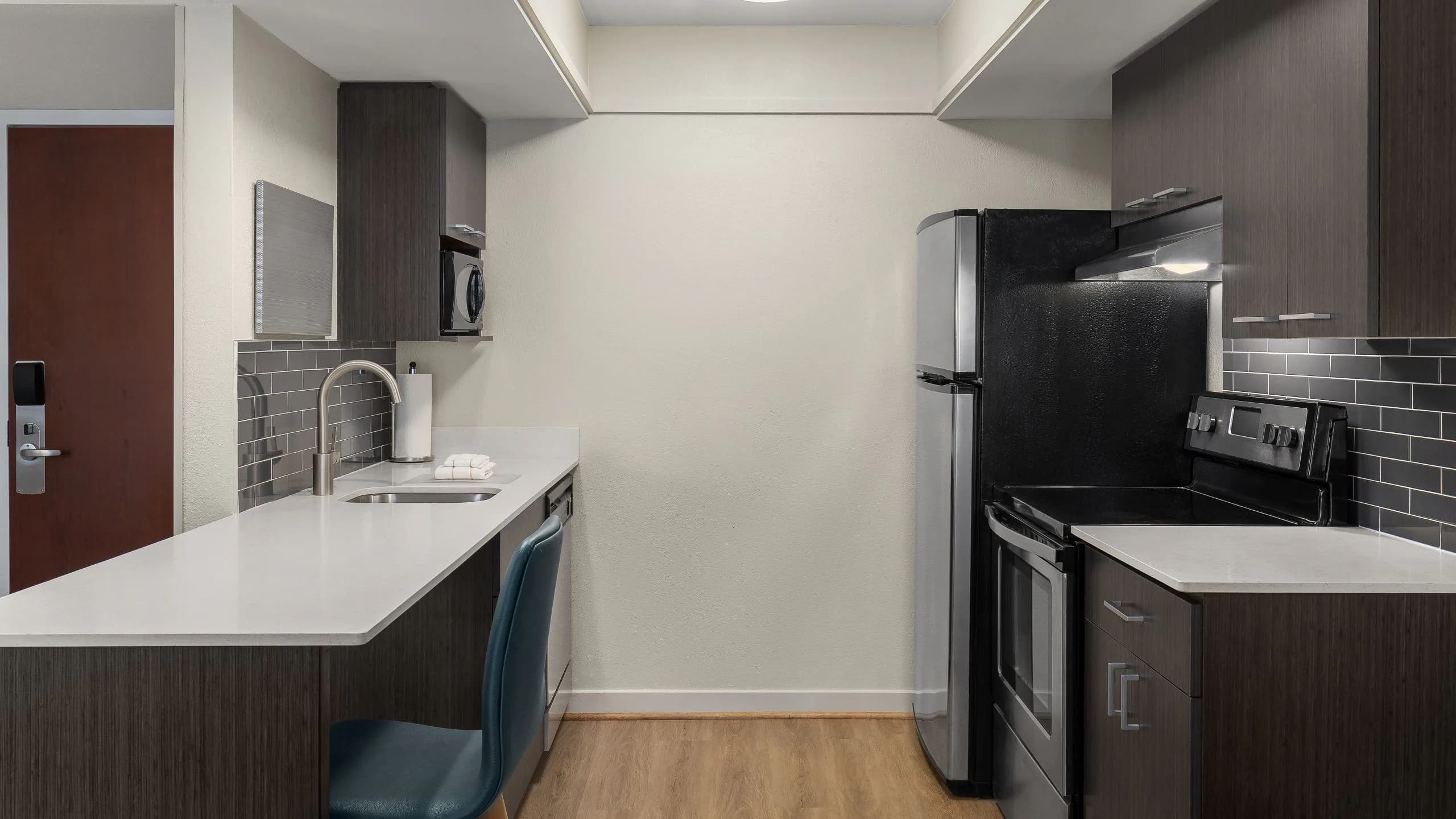 1 Bedroom Suite, 1 King Bed - Image 4