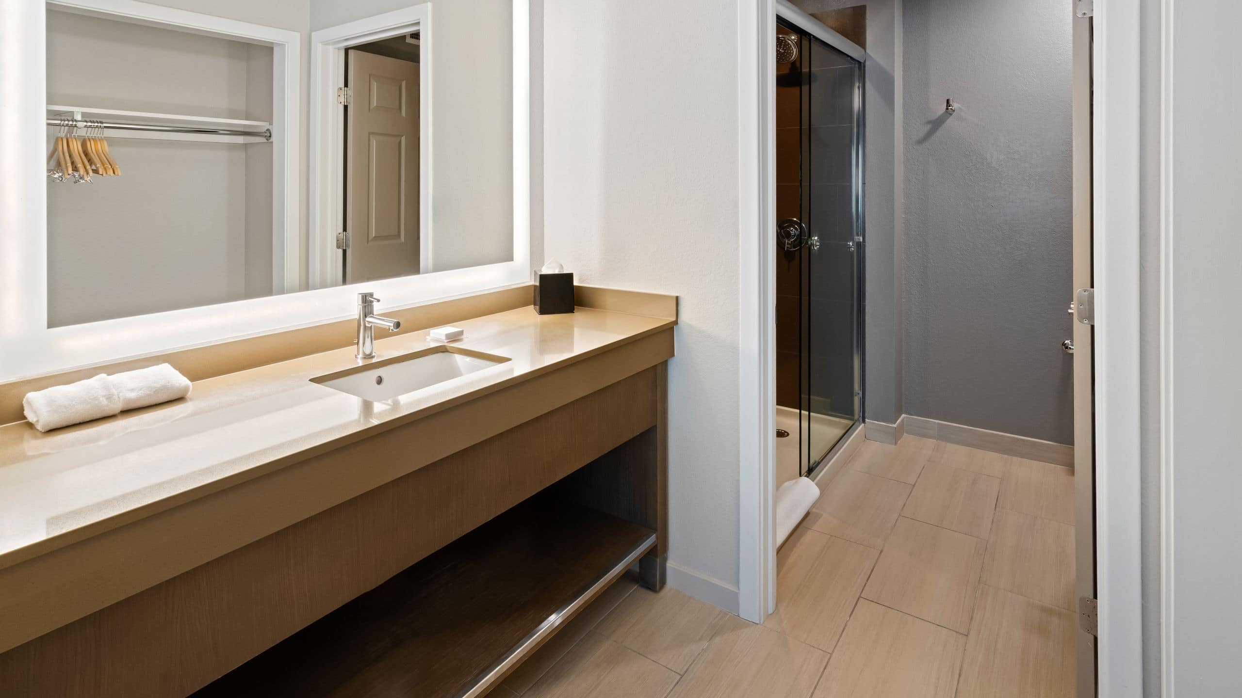 One Bedroom King Suite - Image 3