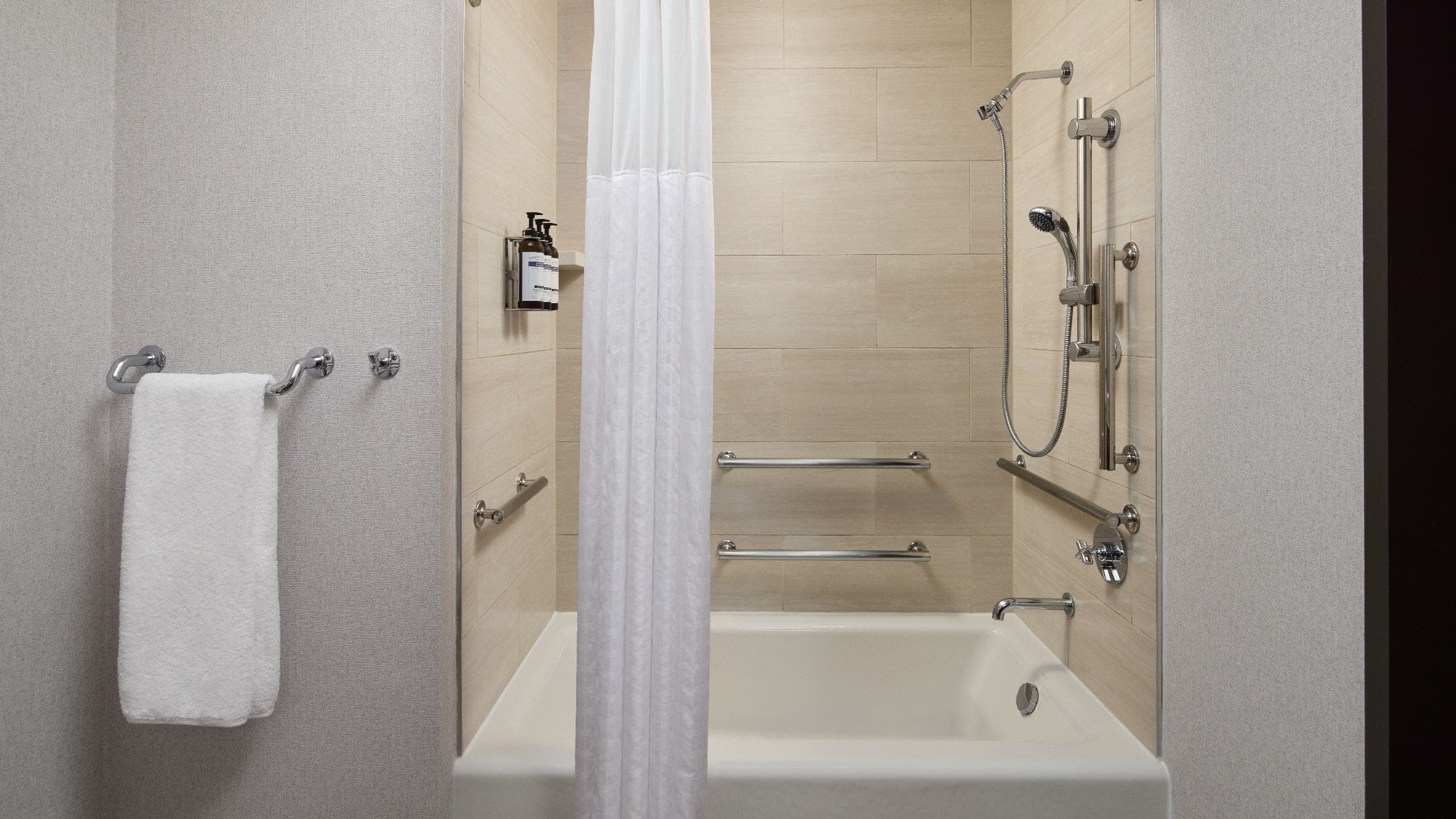 1 King Bed Accessible Tub - Image 3