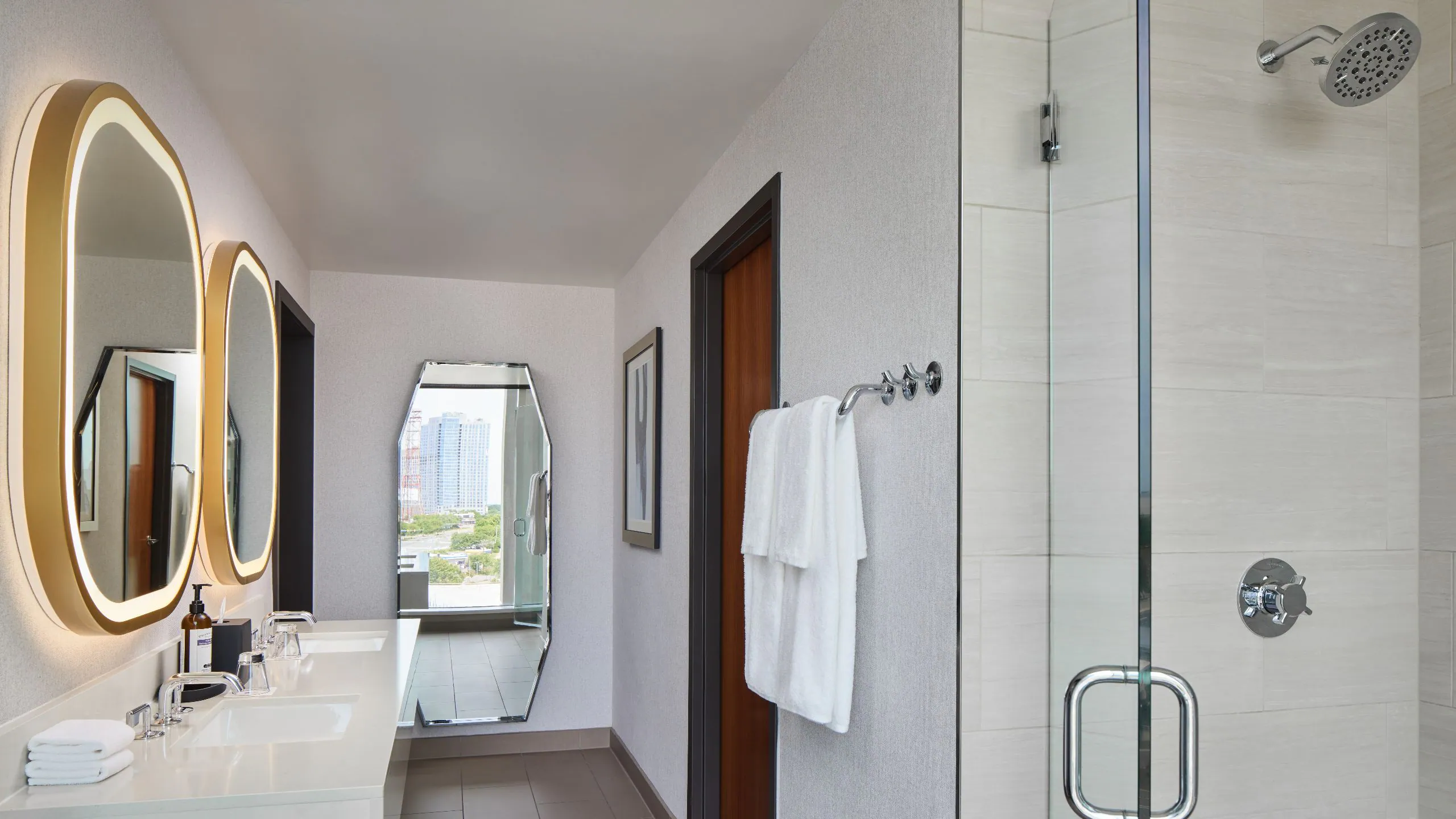 Accessible Regency Suite King - Image 5
