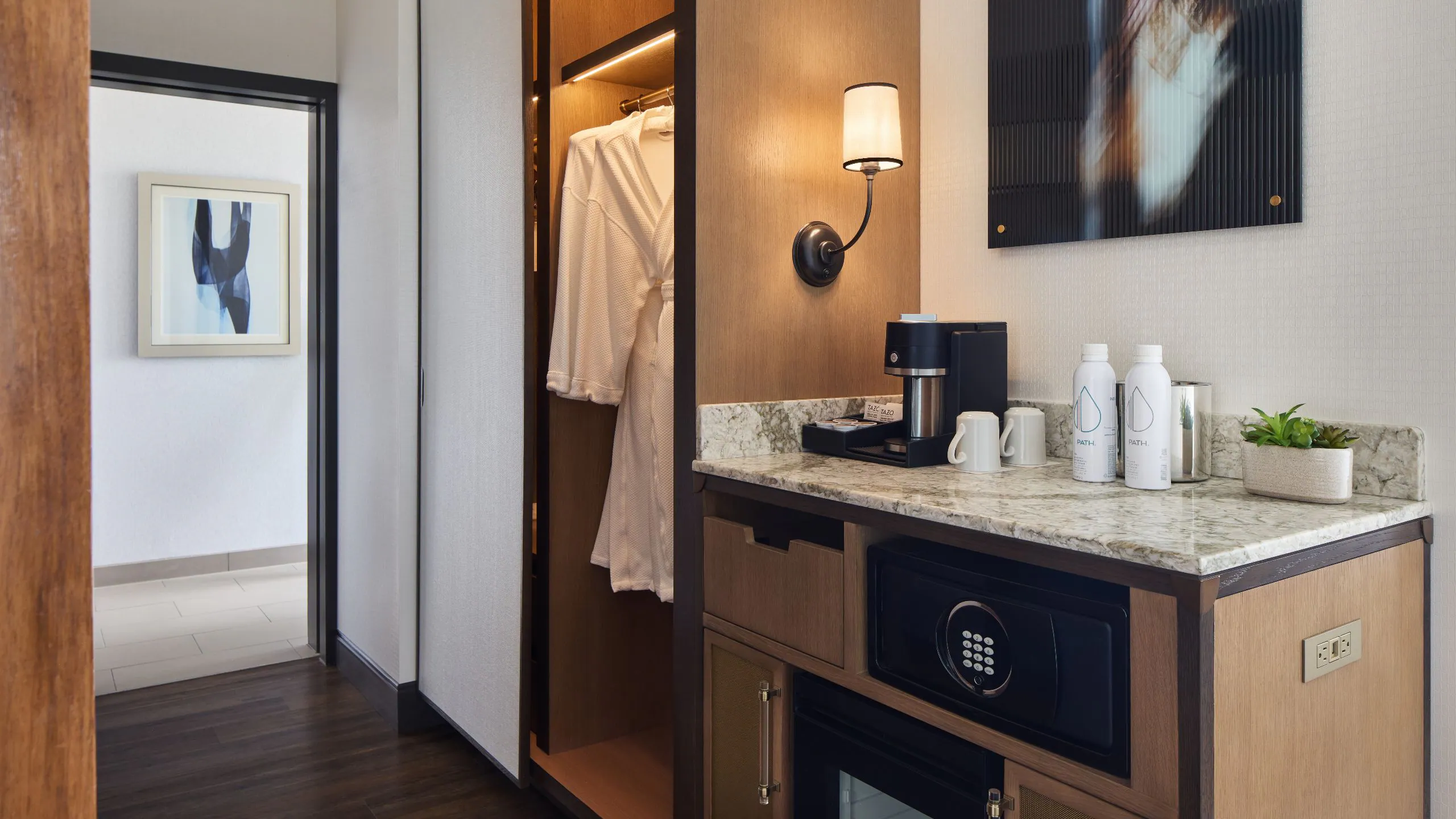 Accessible Regency Suite King - Image 4