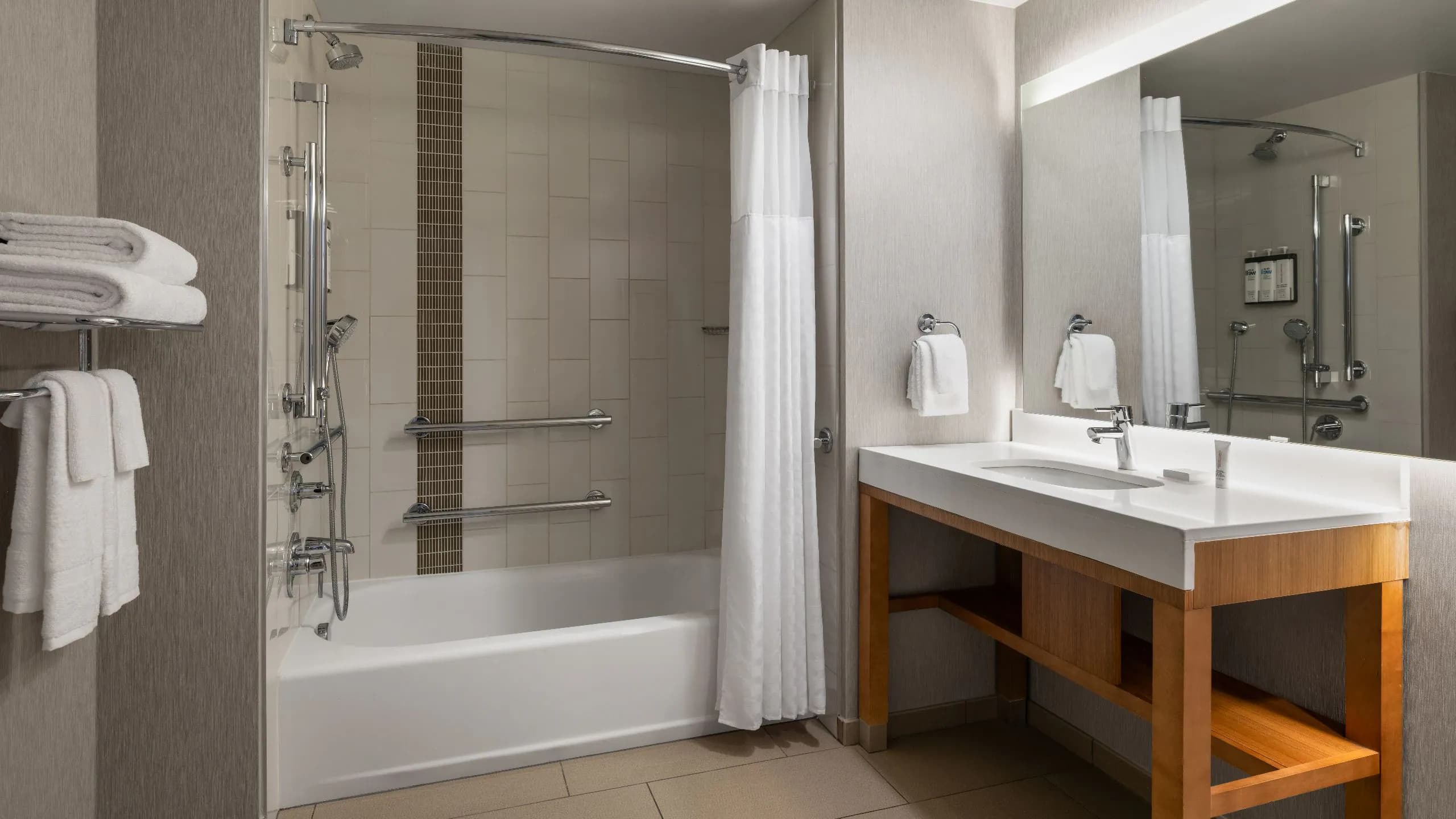 Accessible King Bed/Tub - Image 3