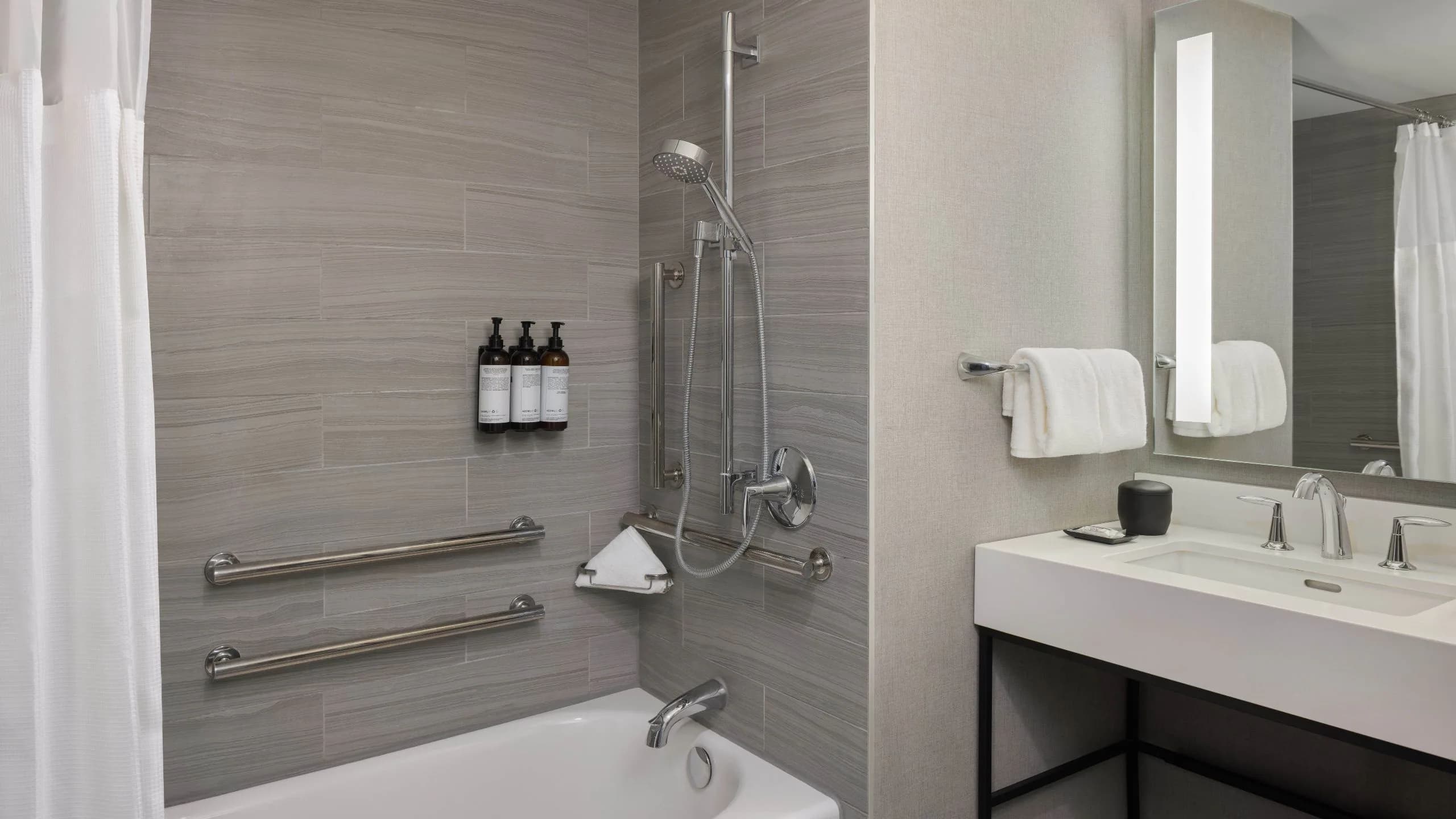 1 King Bed with Accessible Tub - Image 4