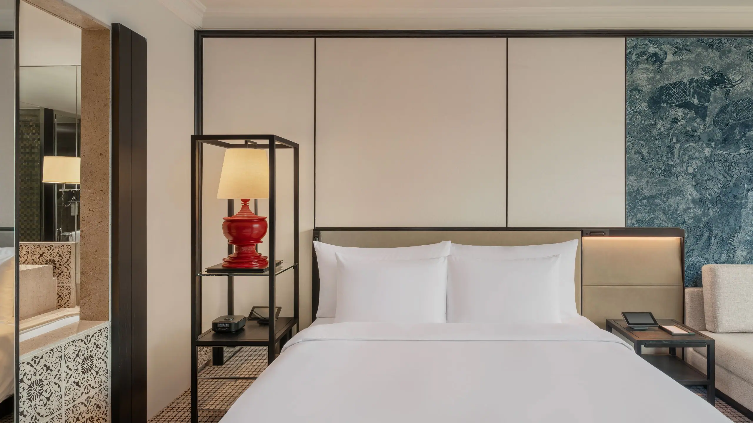 1 King Bed, Deluxe - Image 2
