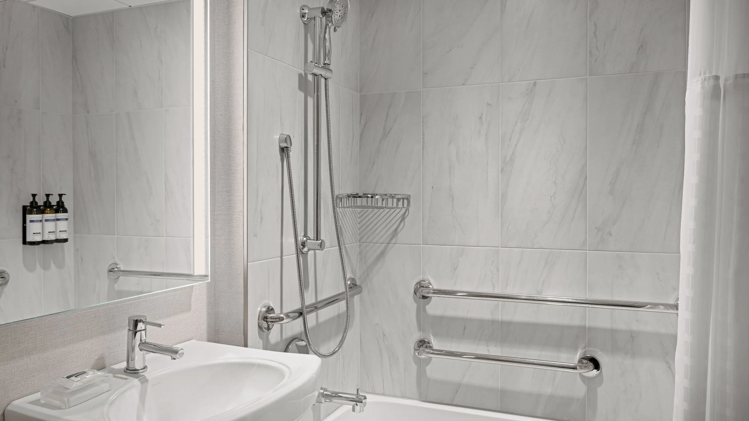 2 Double Beds with Accessible Tub - Image 3