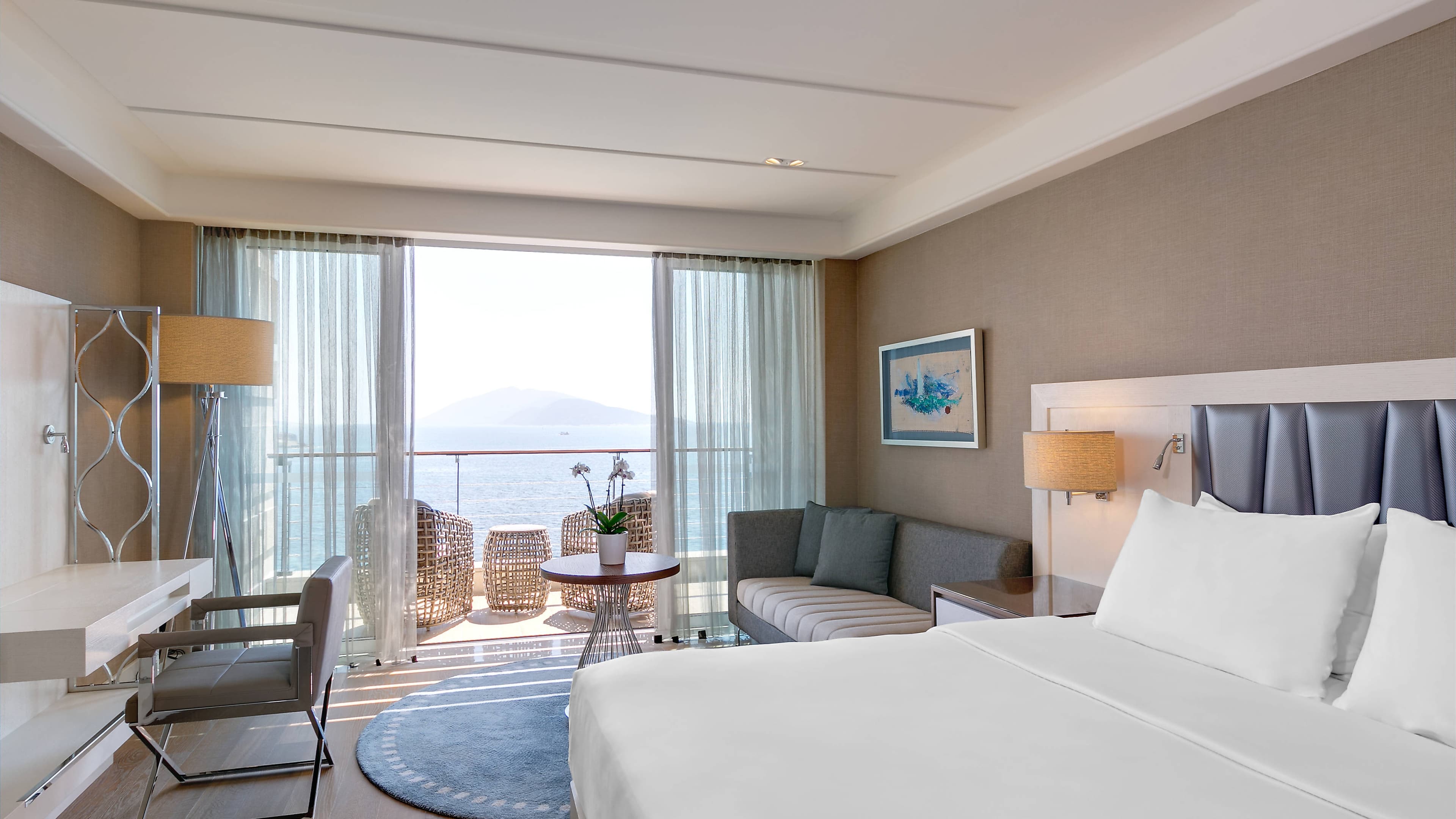 Deluxe King Room Sea View - Image 1