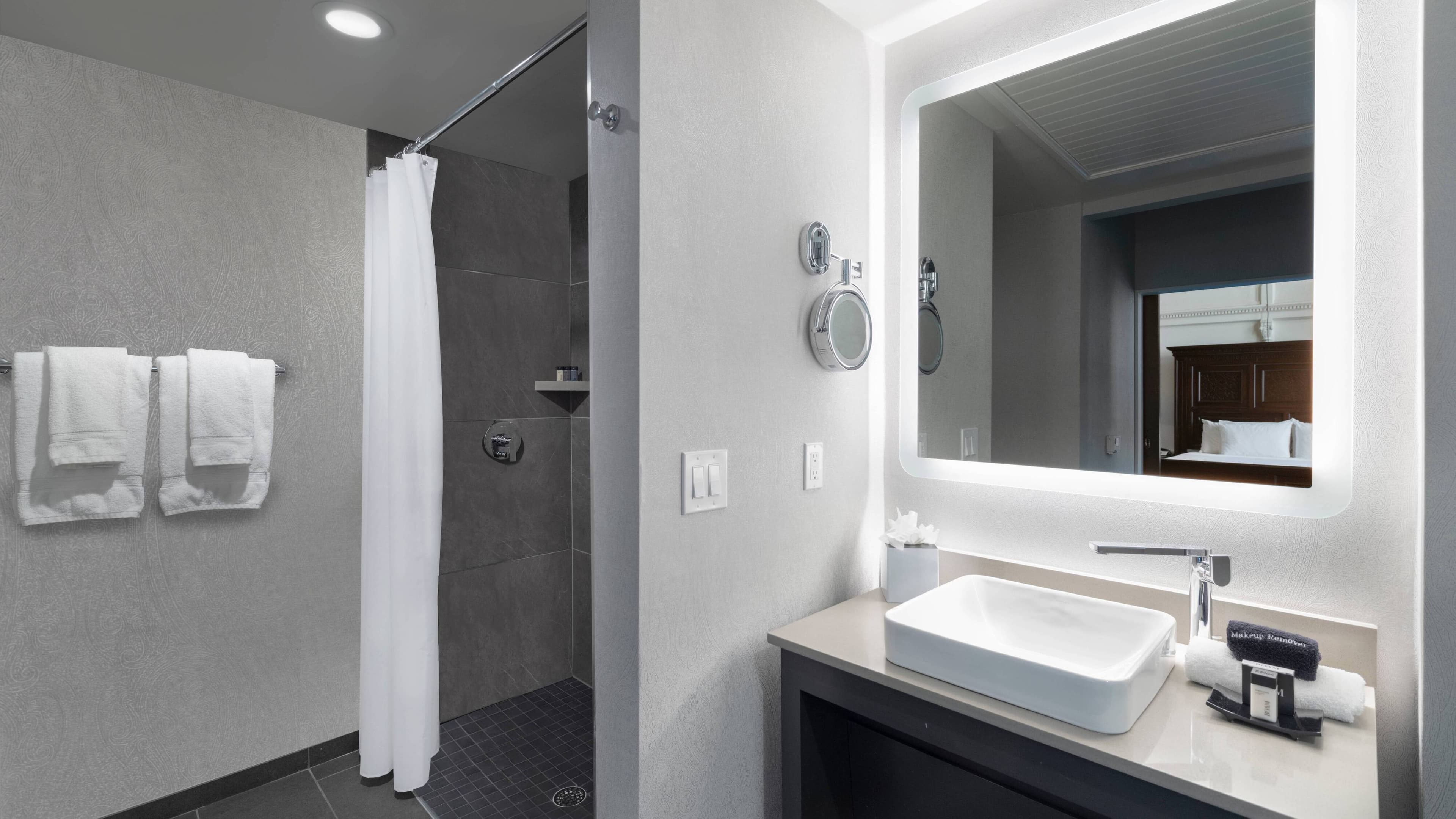 Deluxe Guest room - Image 7