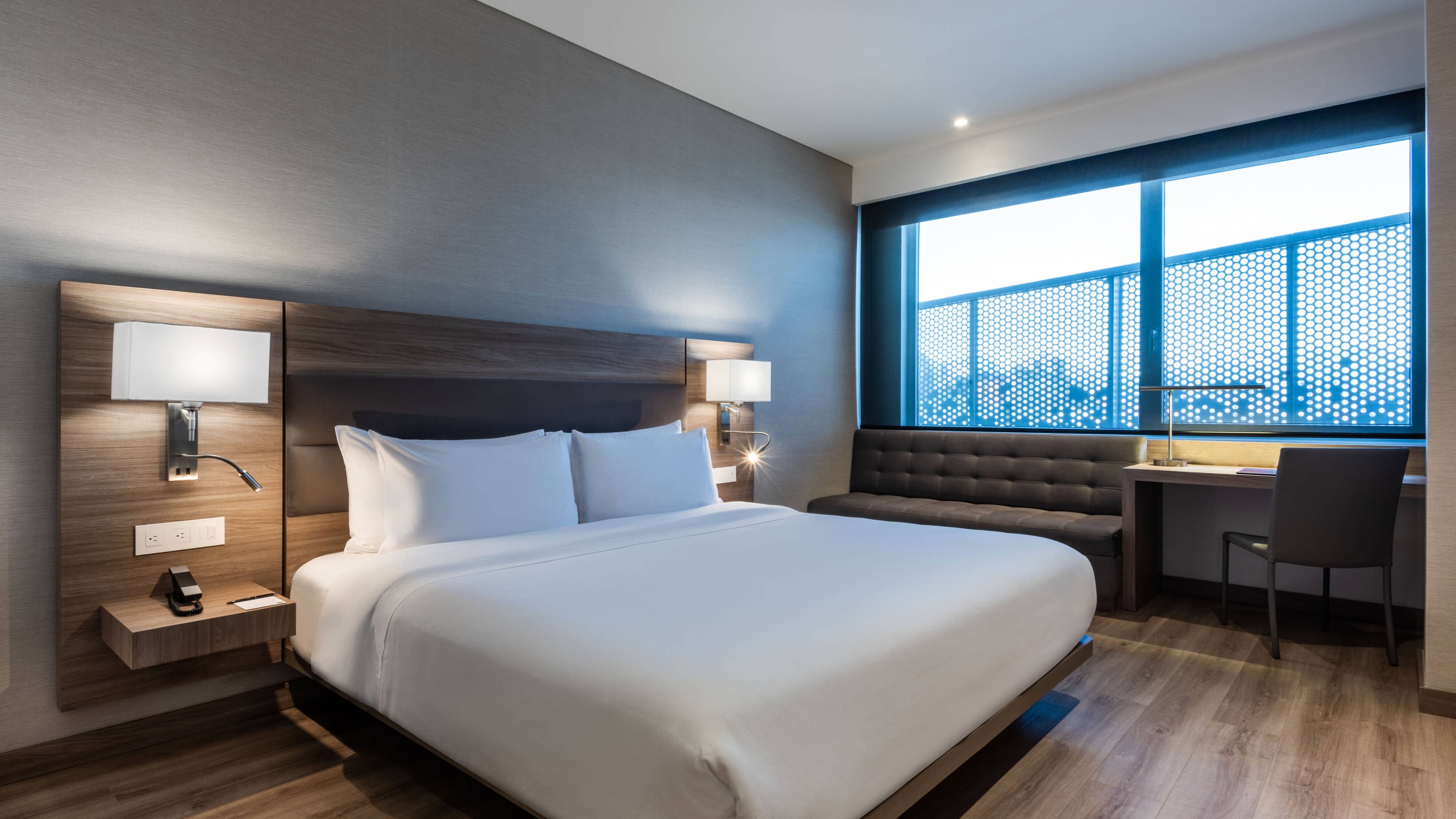 Deluxe King - Image 1