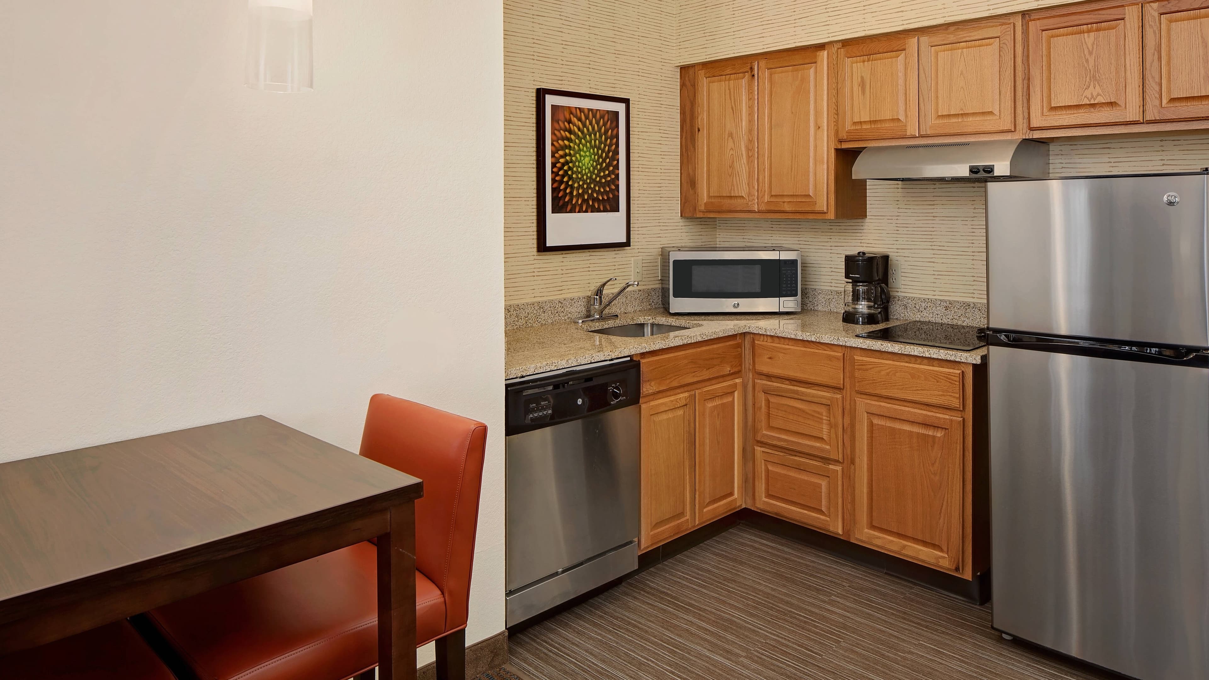 Studio with 1 Queen Bed - Image 2