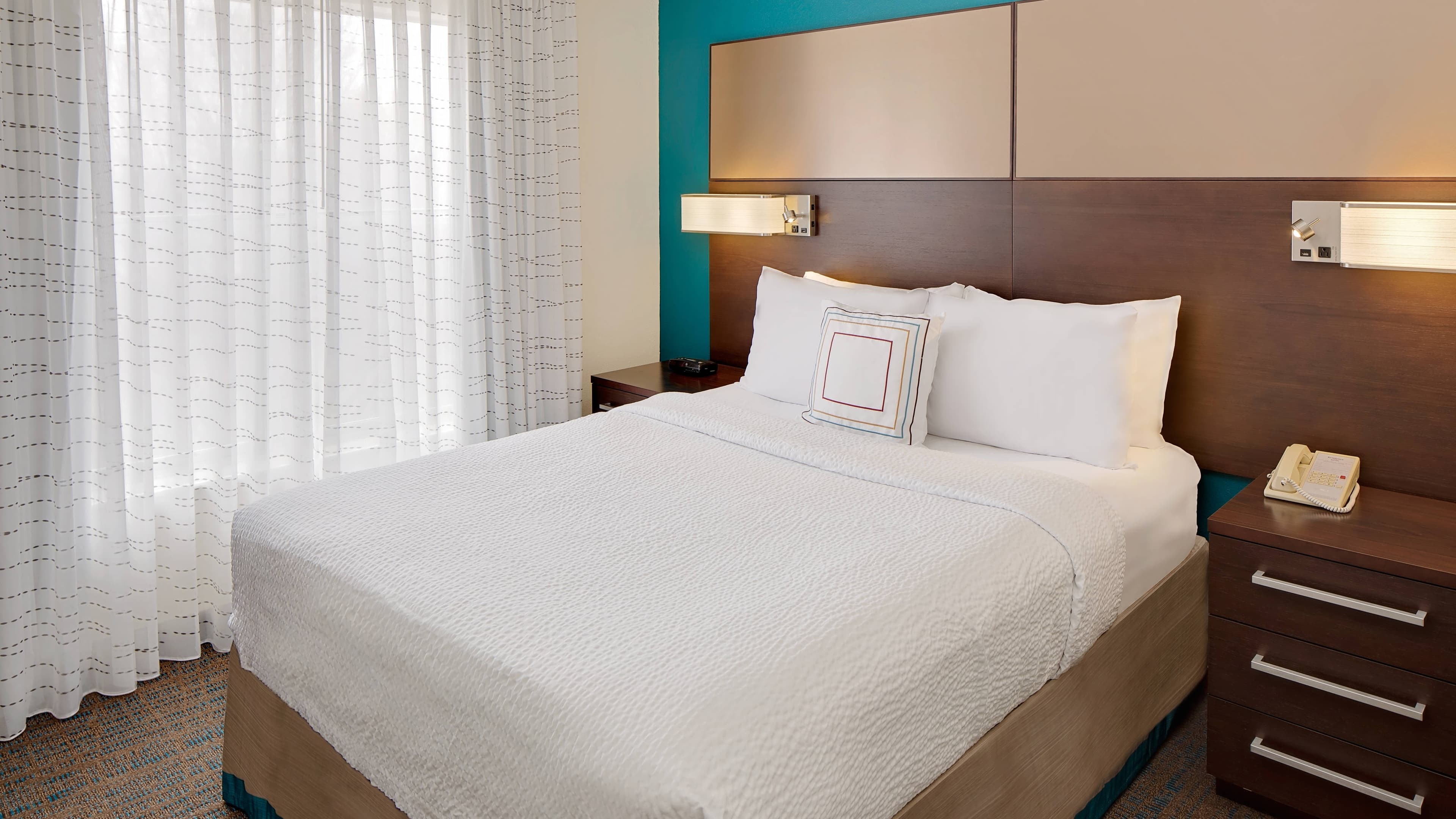 Studio with 1 Queen Bed - Image 3