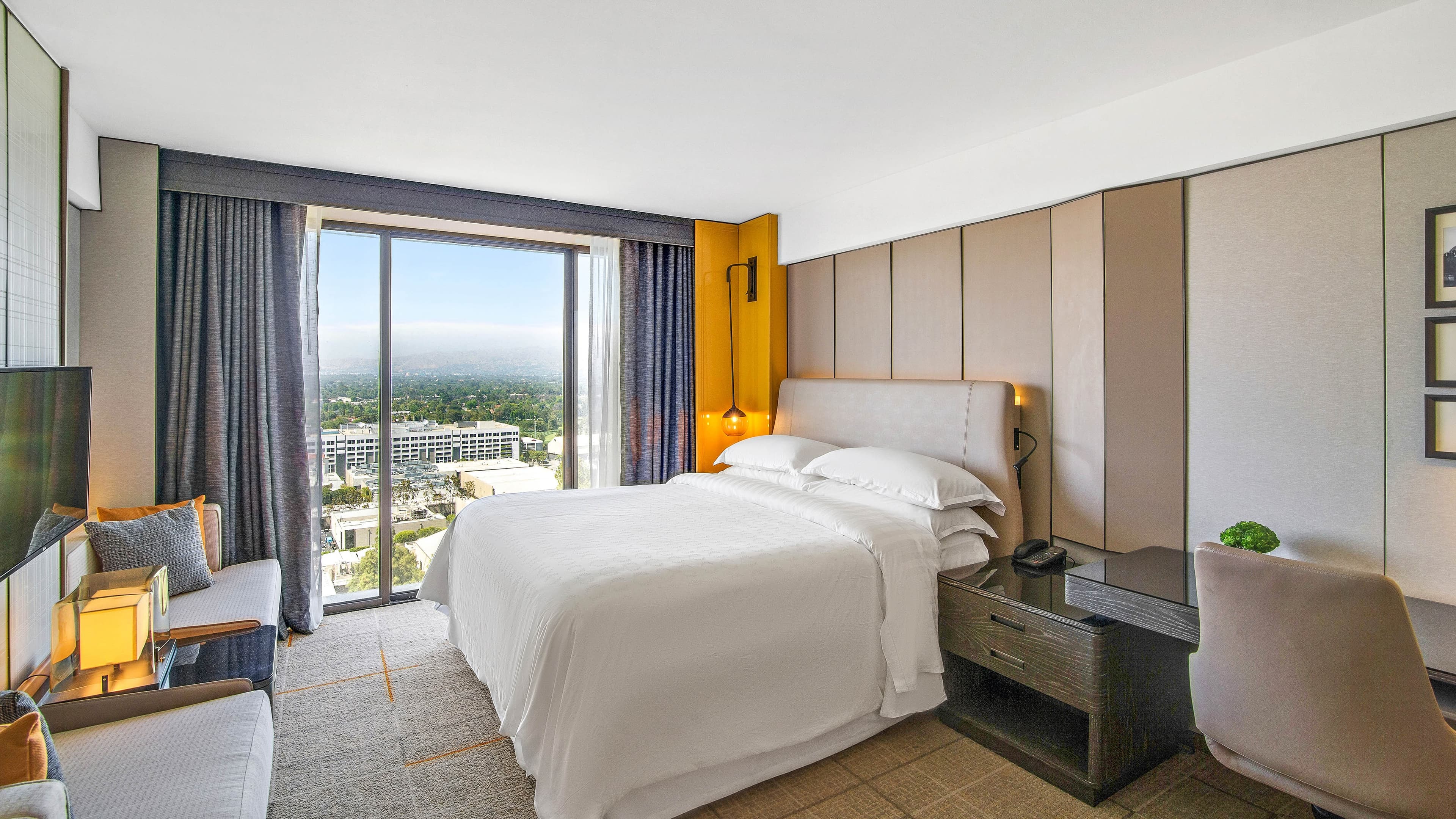 Sheraton Universal Hotel - Image 2